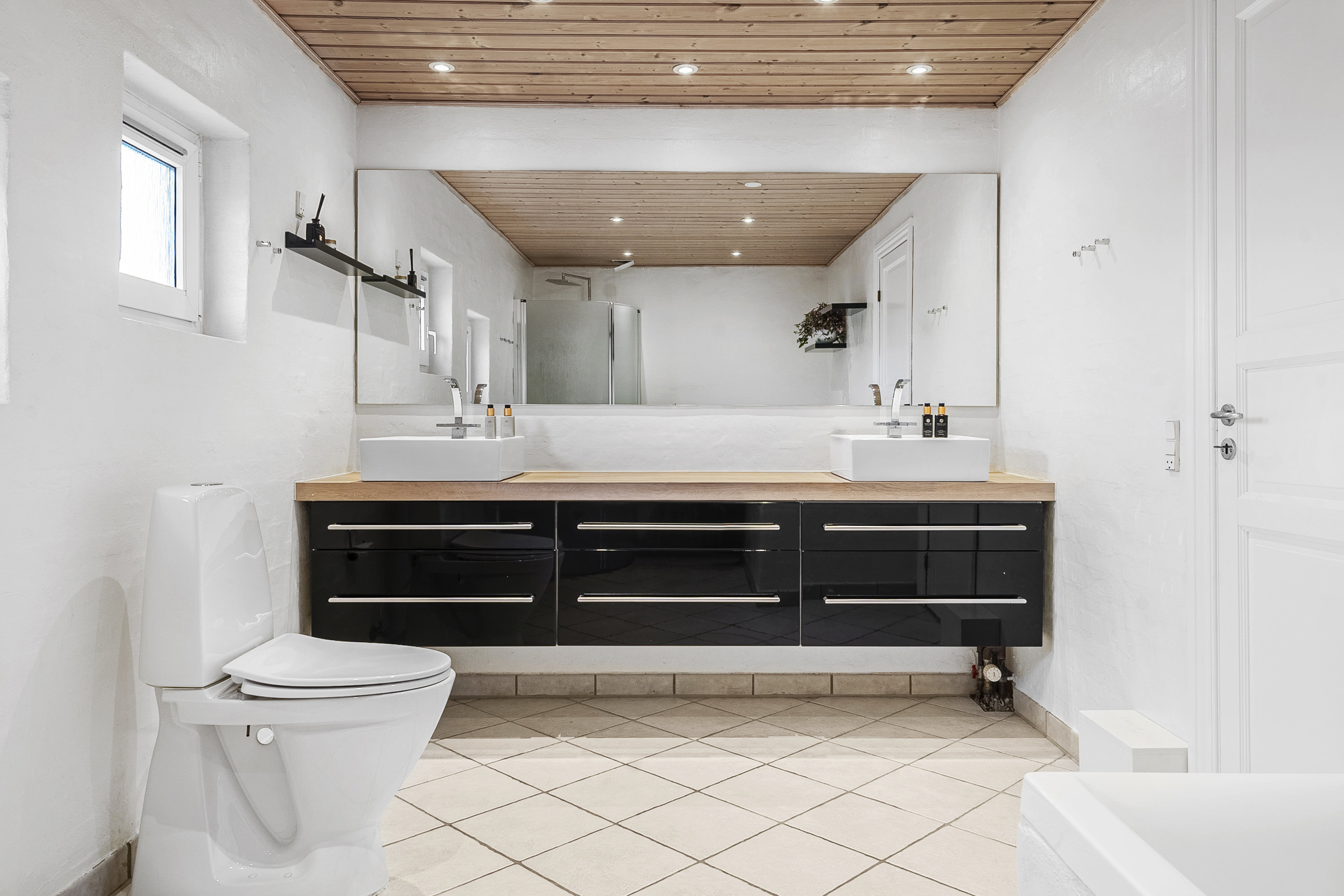 Fremhævet badeværelse billede i fuldskærmstilstand. Billede af Gyvelvænget 12, 7730 Hanstholm