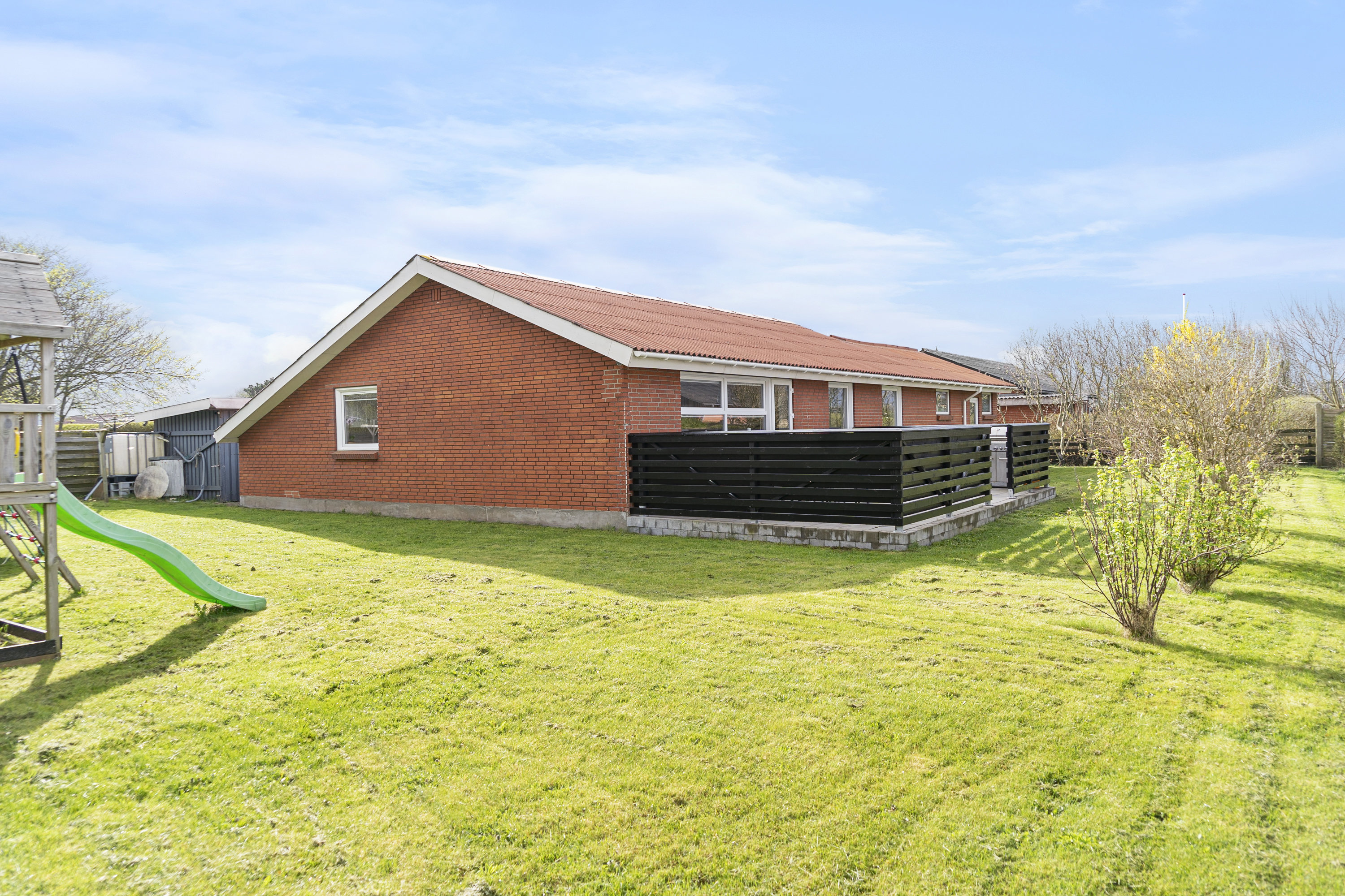 Fremhævet set fra haven billede i fuldskærmstilstand. Billede af Gyvelvænget 12, 7730 Hanstholm