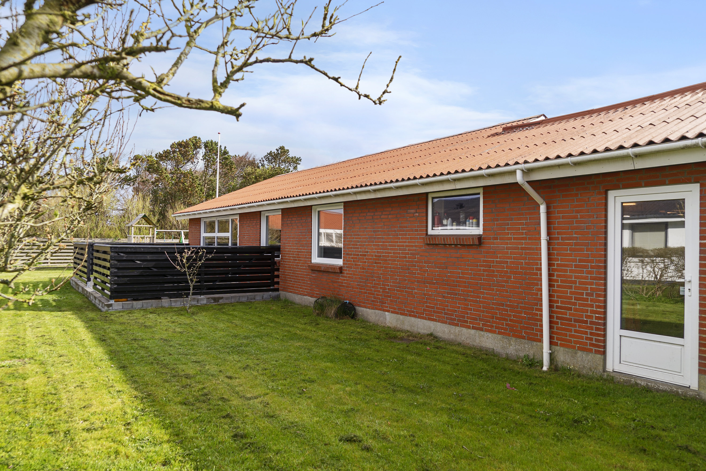 Miniaturebillede 1: set fra haven. Billede af Gyvelvænget 12, 7730 Hanstholm