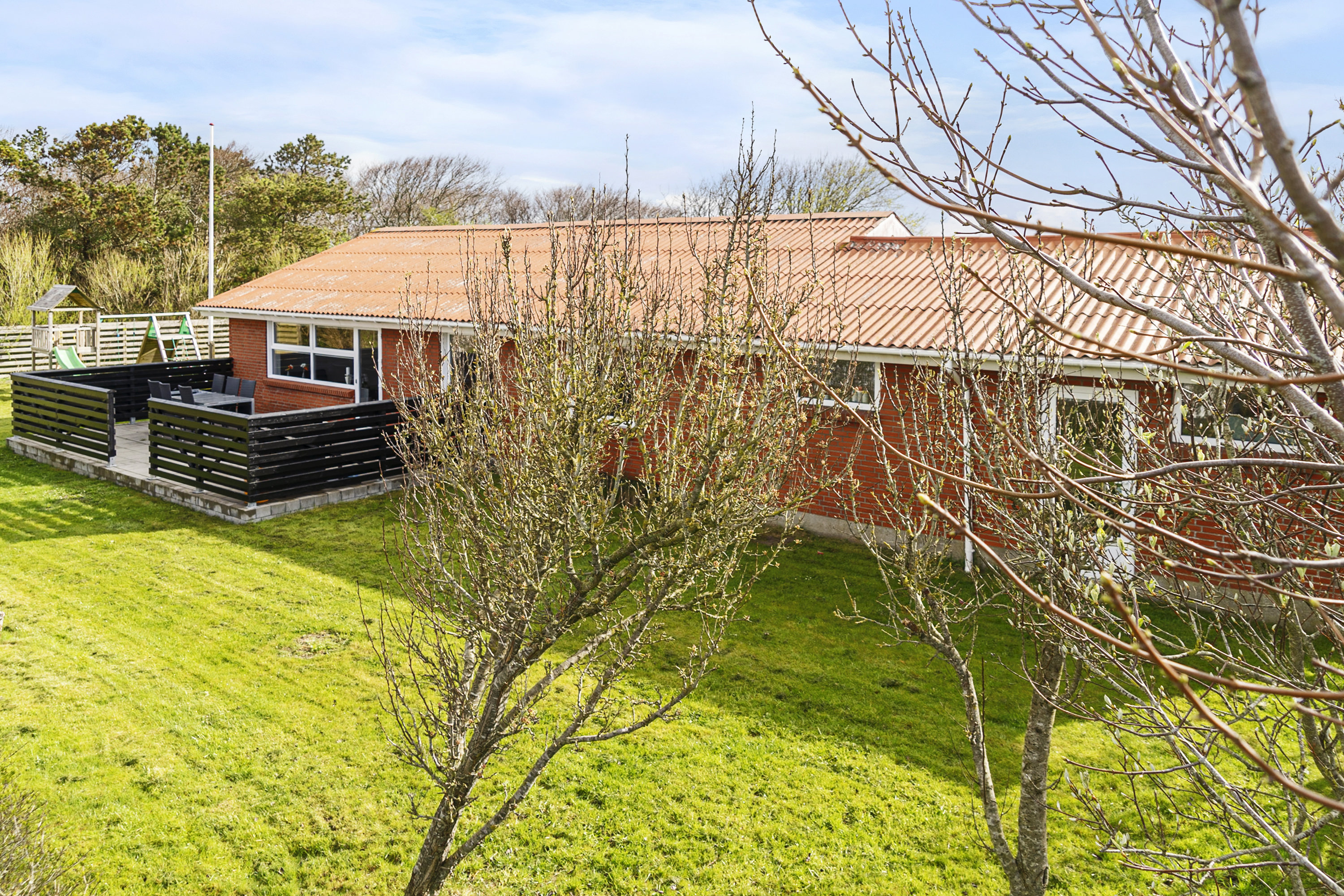 Fremhævet set fra haven billede i fuldskærmstilstand. Billede af Gyvelvænget 12, 7730 Hanstholm