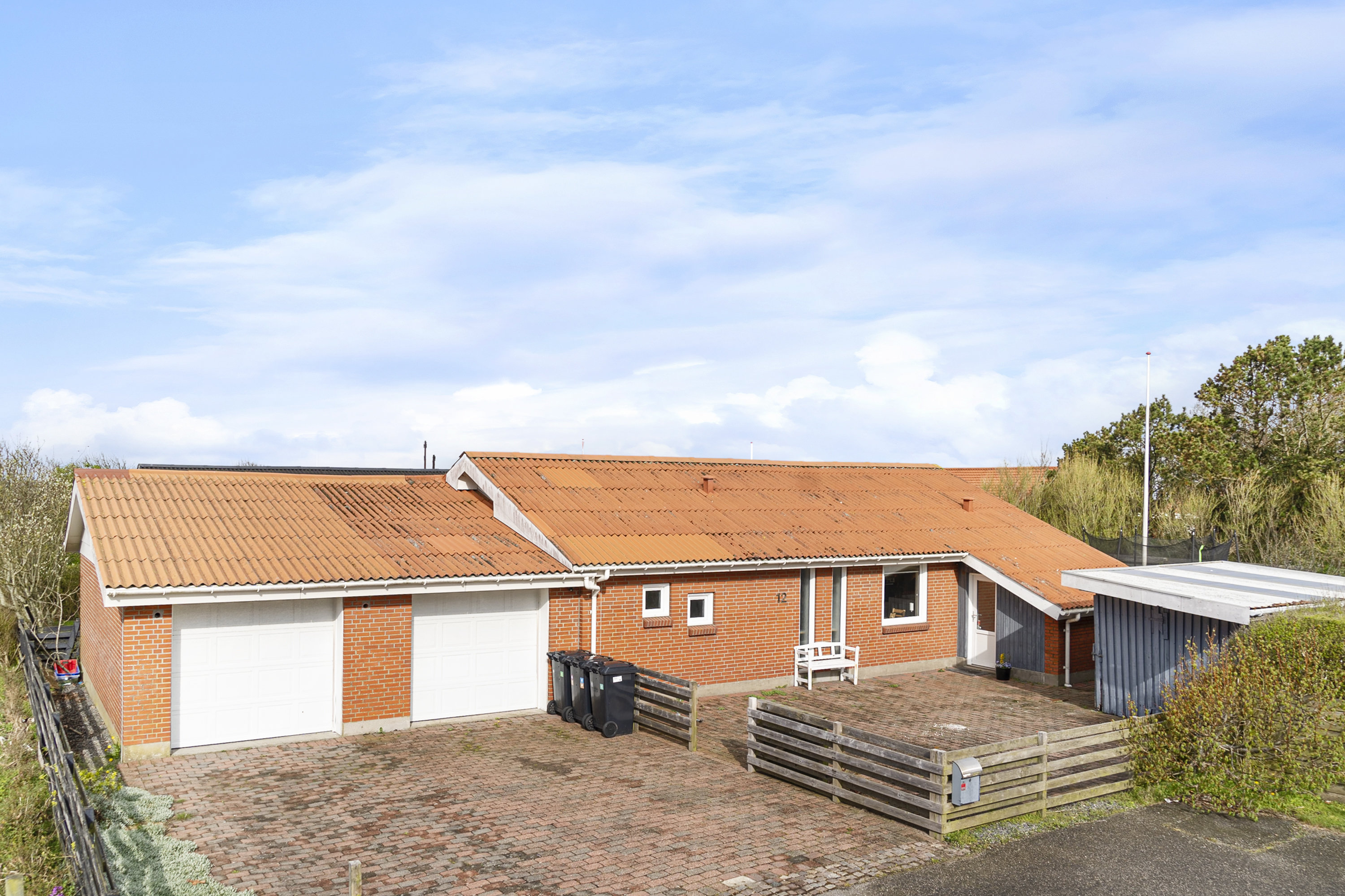 Villa: Set fra vejen på Gyvelvænget 12, 7730 Hanstholm