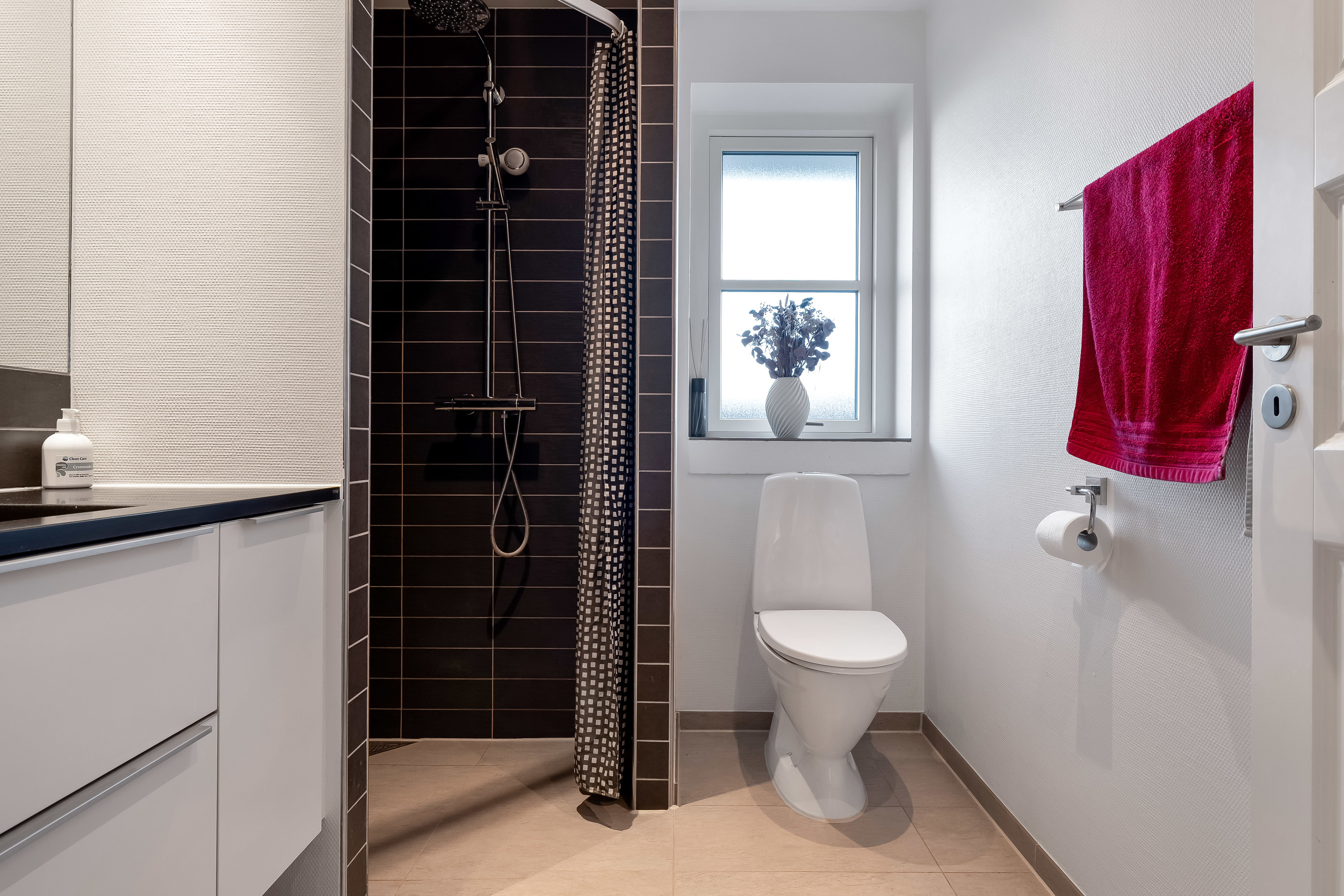 Fremhævet badeværelse billede i fuldskærmstilstand. Billede af Solbuen 19, 3400 Hillerød