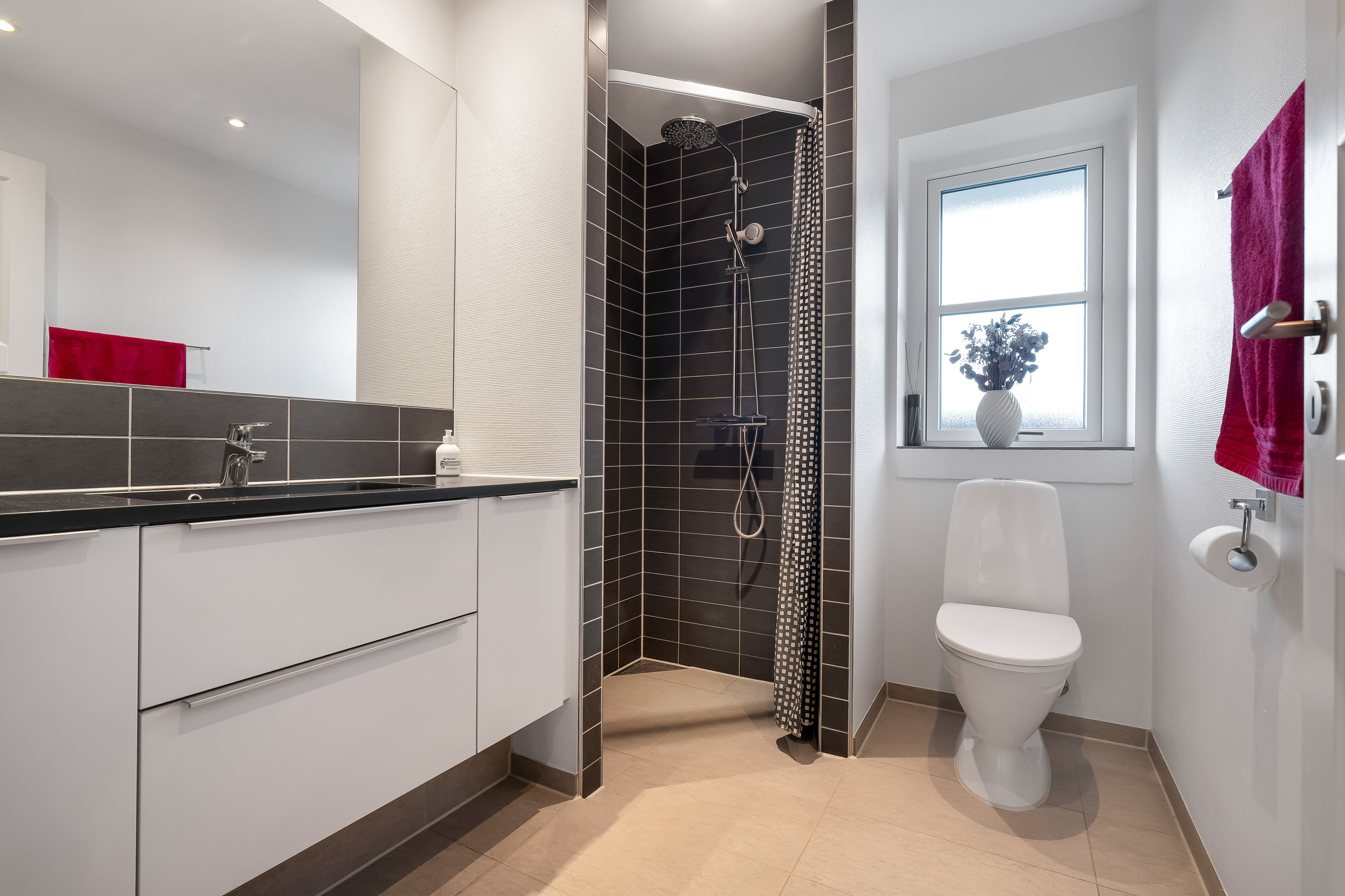 Fremhævet badeværelse billede i fuldskærmstilstand. Billede af Solbuen 19, 3400 Hillerød