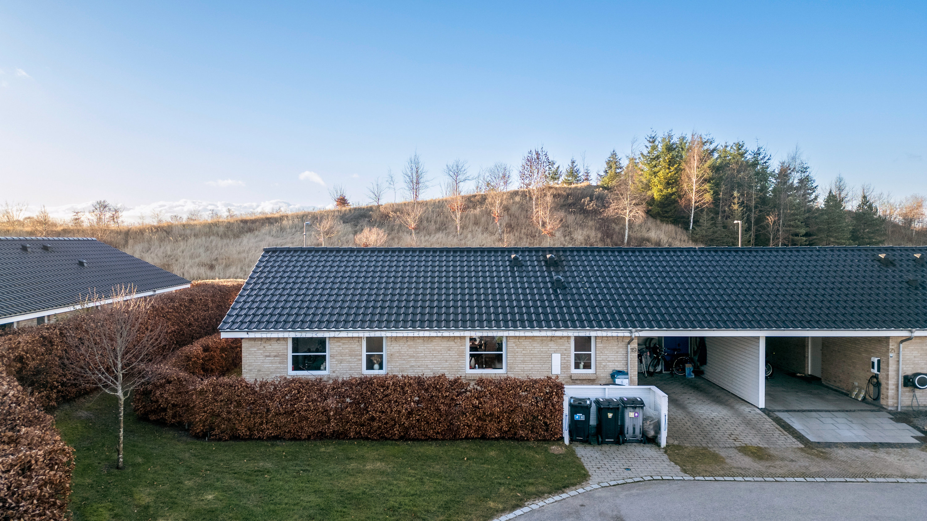 Fremhævet facade billede i fuldskærmstilstand. Billede af Solbuen 19, 3400 Hillerød