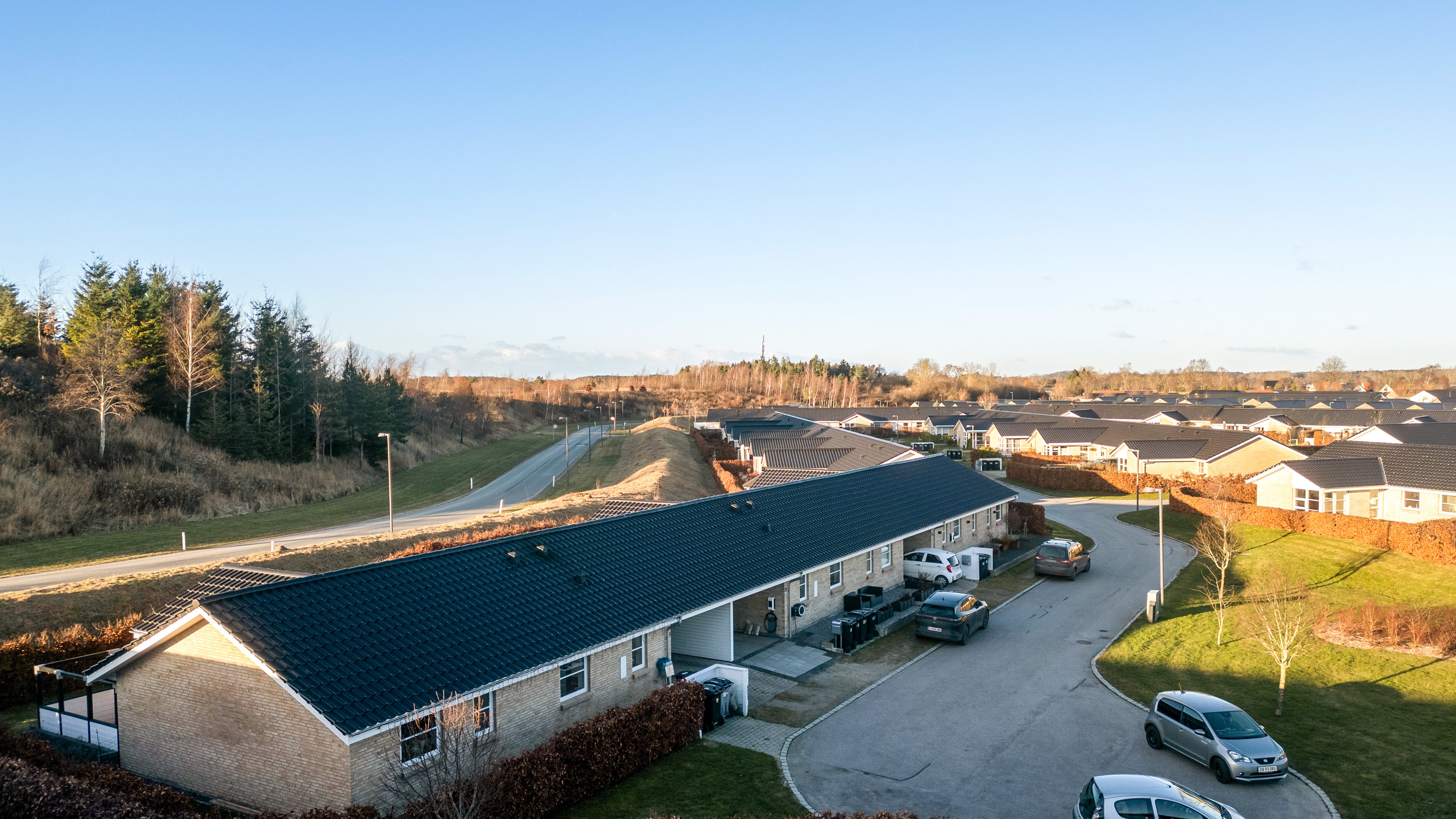 Fremhævet facade billede i fuldskærmstilstand. Billede af Solbuen 19, 3400 Hillerød