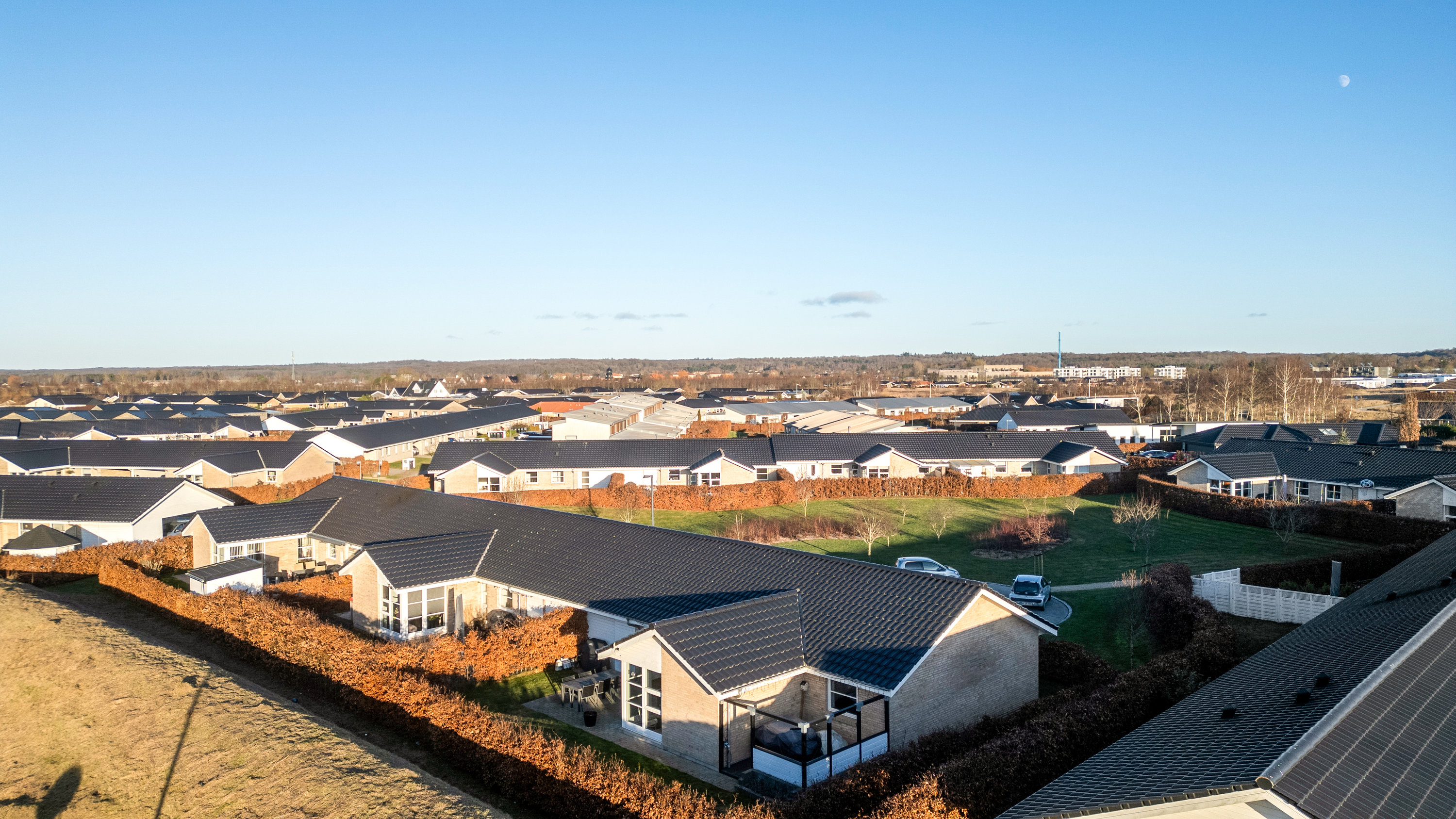 Fremhævet facade billede i fuldskærmstilstand. Billede af Solbuen 19, 3400 Hillerød