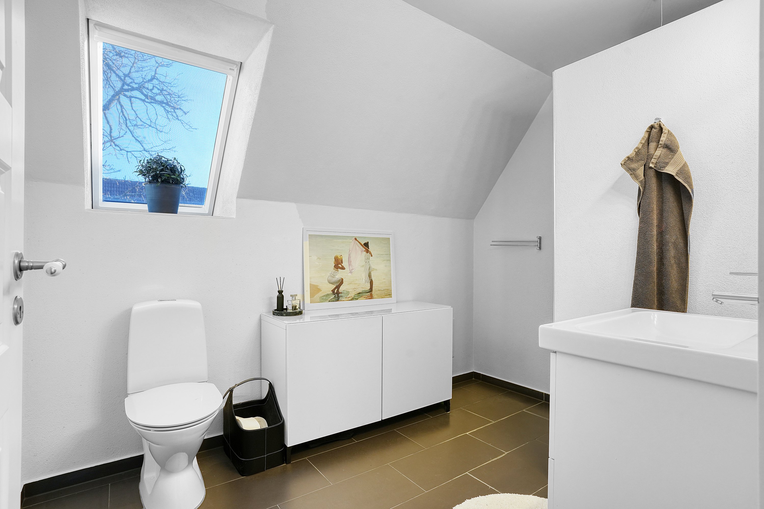 Fremhævet værelse billede i fuldskærmstilstand. Billede af Uggeløsegård 24, 3540 Lynge