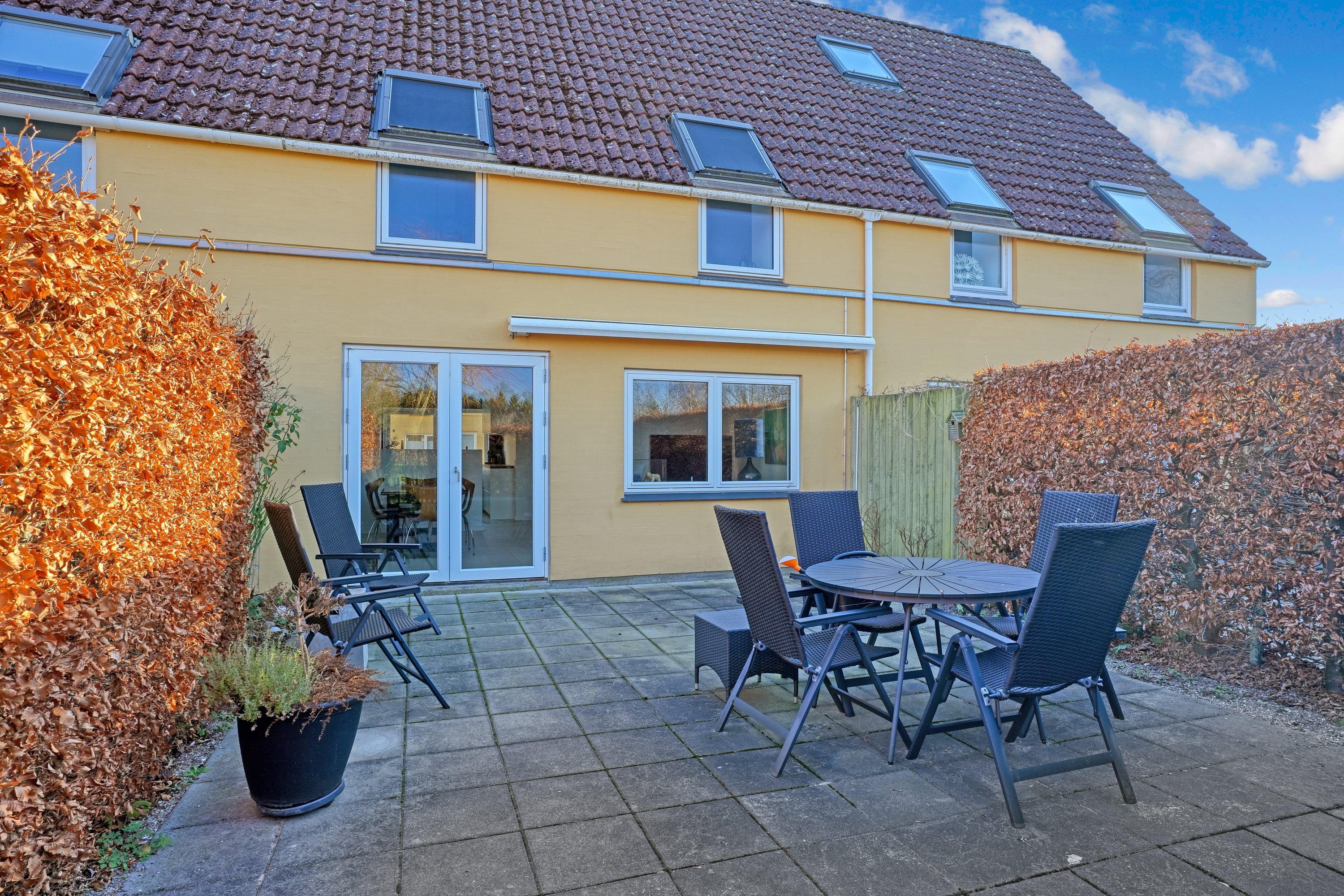 Fremhævet terrasse billede i fuldskærmstilstand. Billede af Uggeløsegård 24, 3540 Lynge