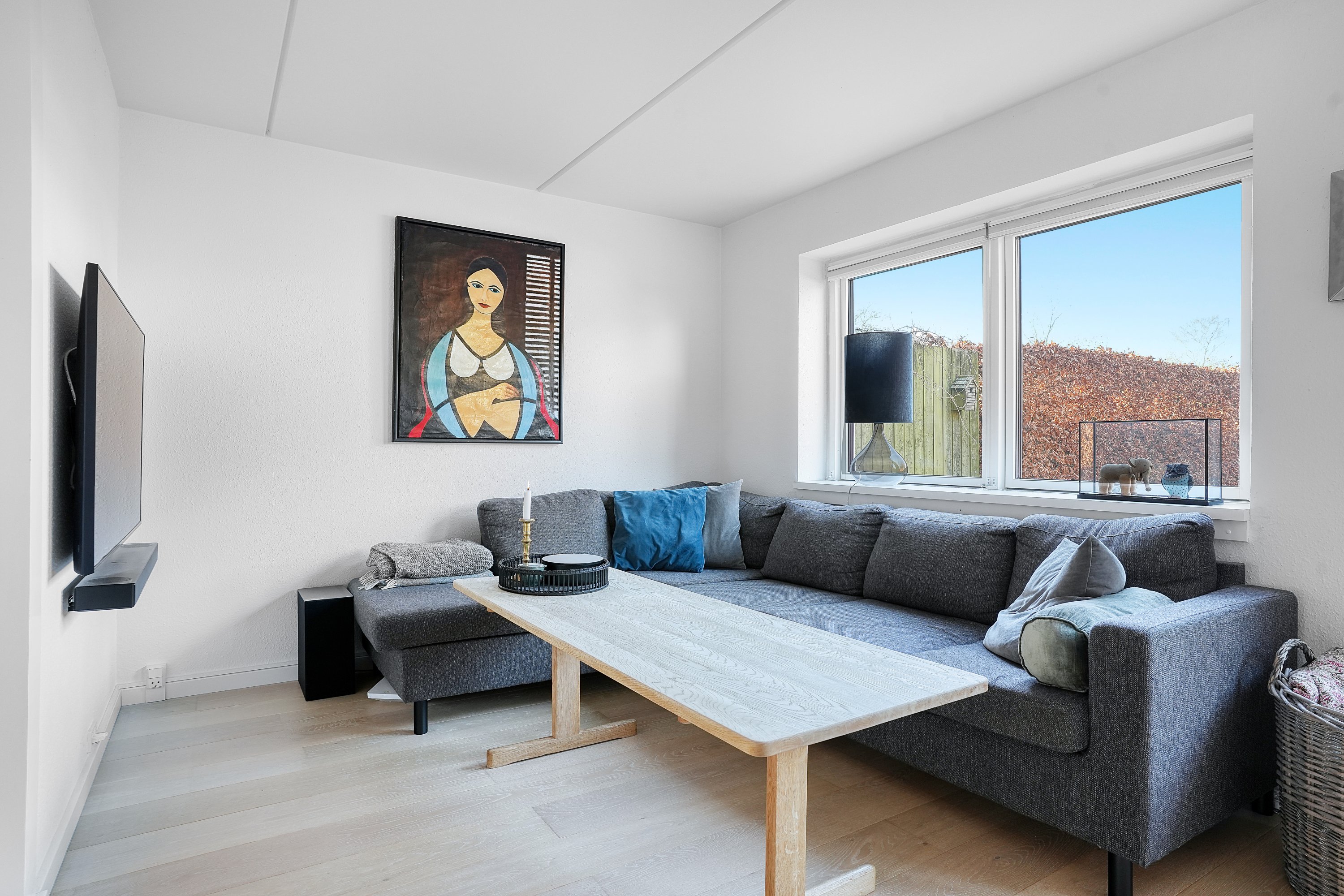 Fremhævet stue billede i fuldskærmstilstand. Billede af Uggeløsegård 24, 3540 Lynge