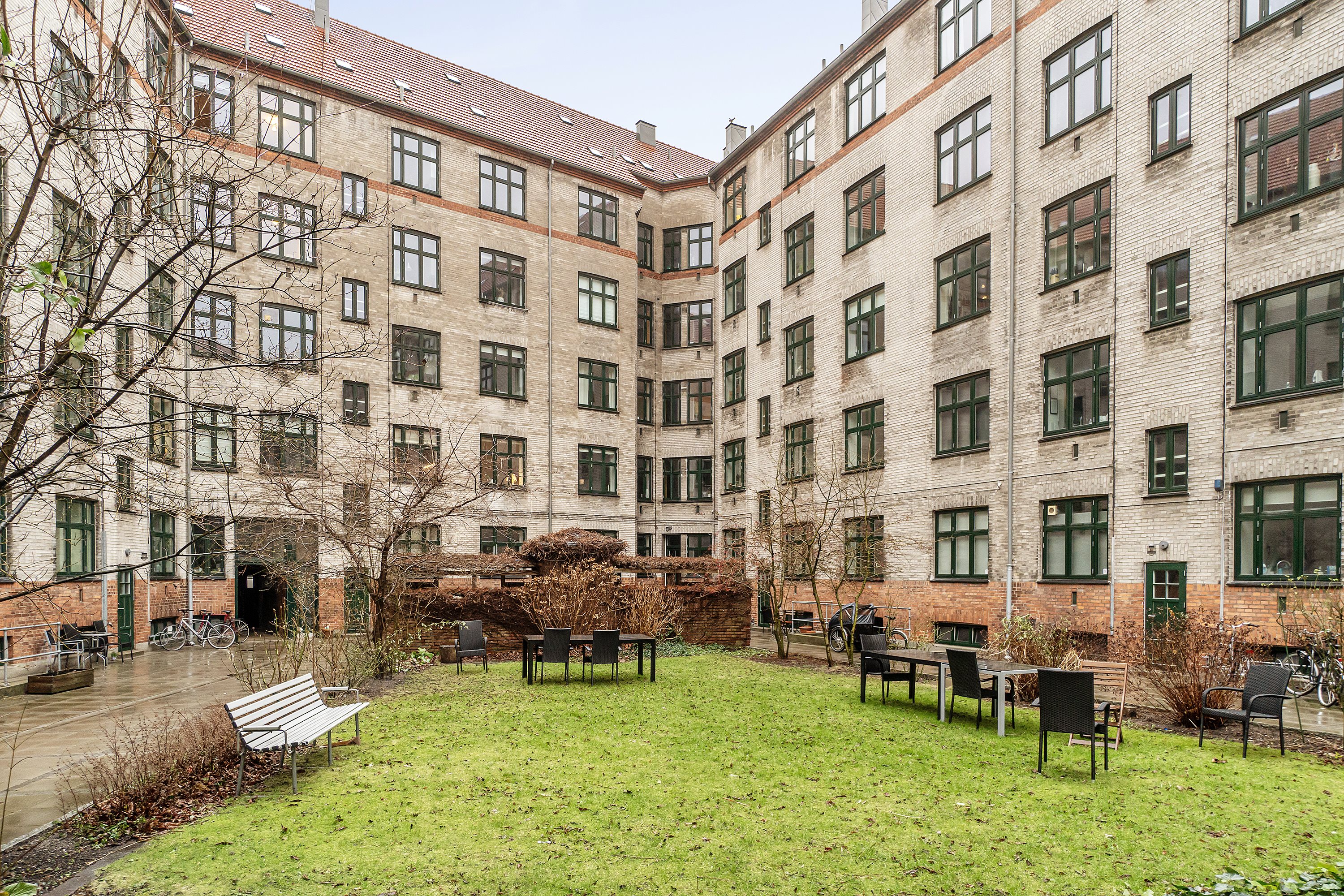 Fremhævet gårdmiljø billede i fuldskærmstilstand. Billede af Vordingborggade 74, 3. th., 2100 København Ø