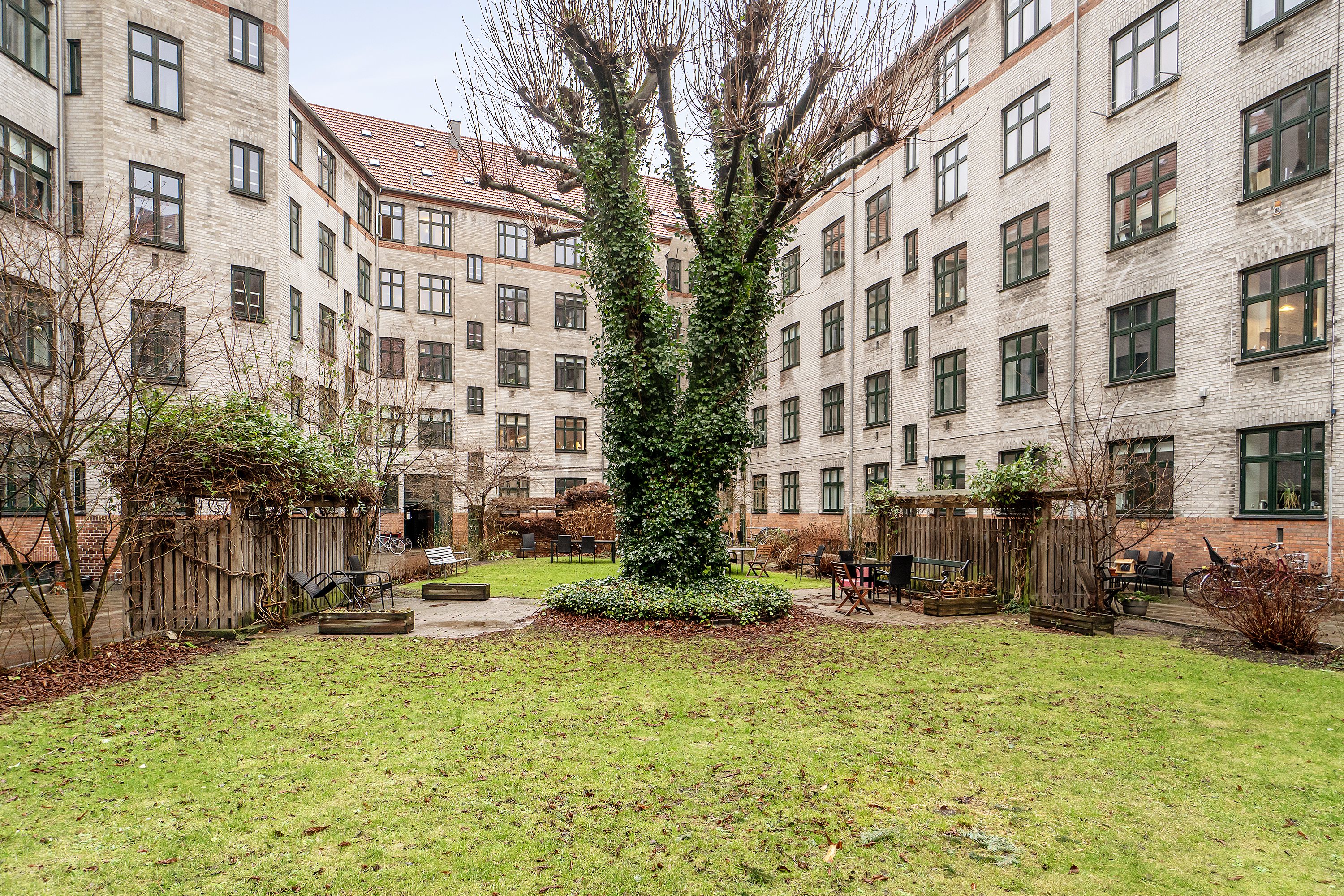 Fremhævet gårdmiljø billede i fuldskærmstilstand. Billede af Vordingborggade 74, 3. th., 2100 København Ø