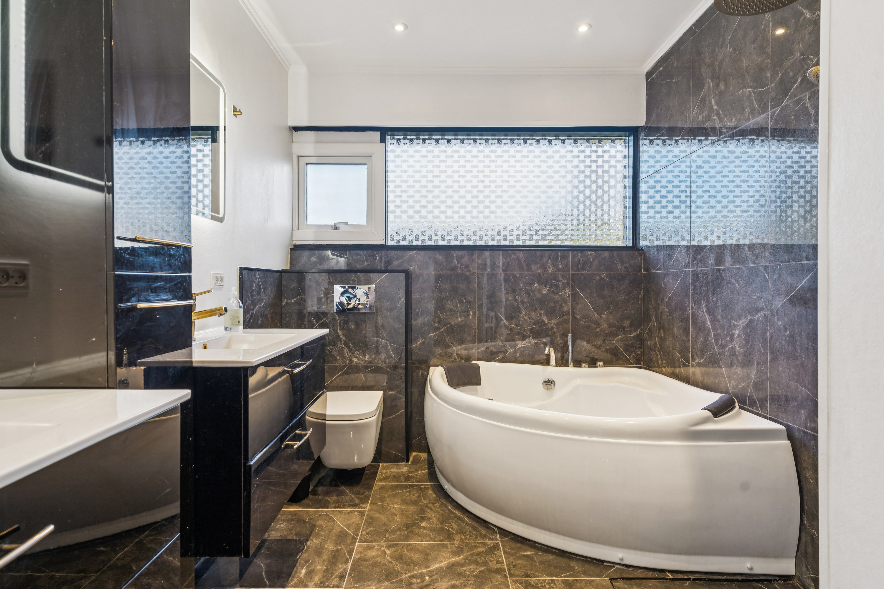 Fremhævet badeværelse billede i fuldskærmstilstand. Billede af Kvædehaven 131, 2600 Glostrup