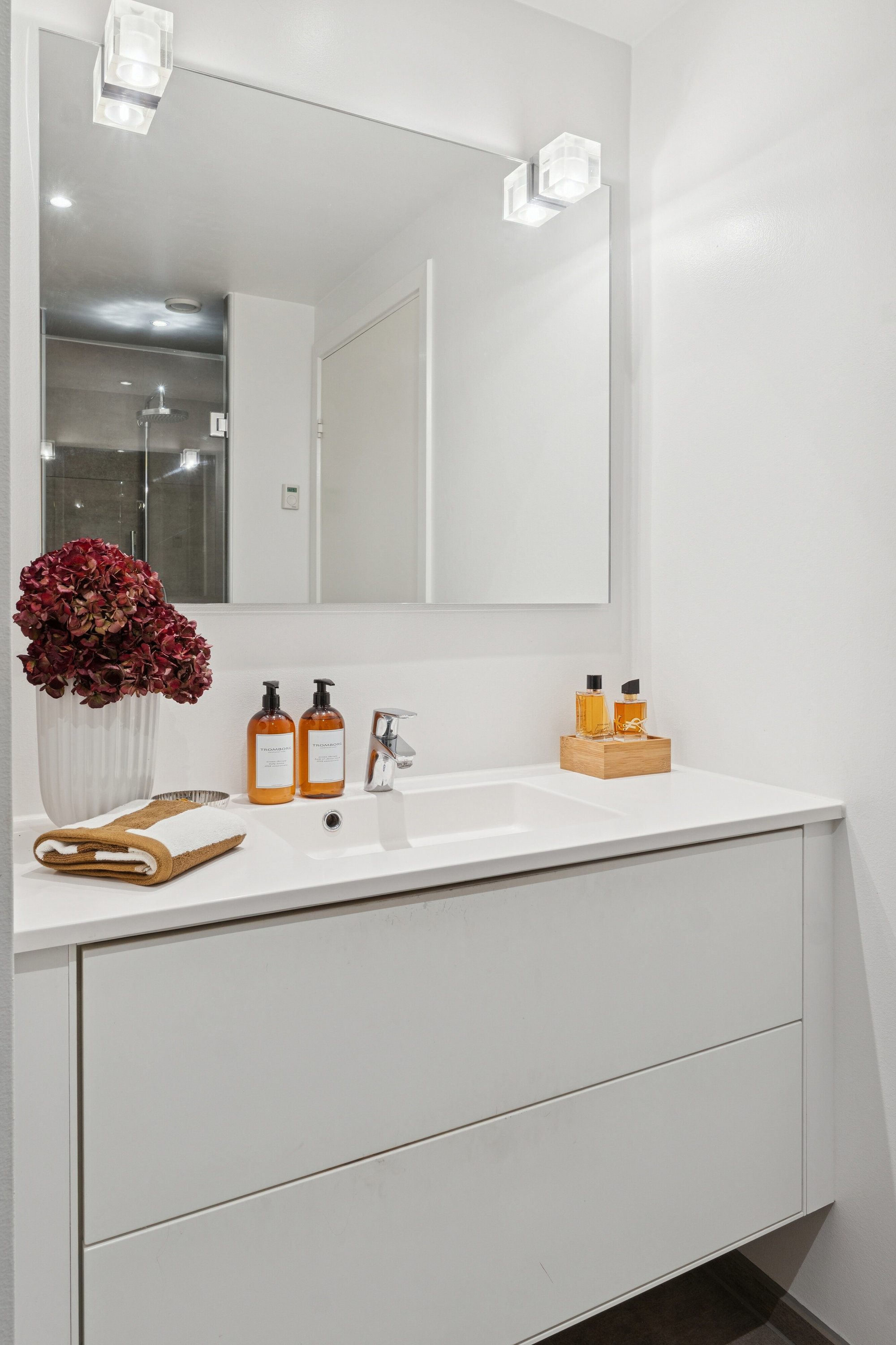 Fremhævet badeværelse billede i fuldskærmstilstand. Billede af J.H. Deuntzers Gade 43, 2300 København S