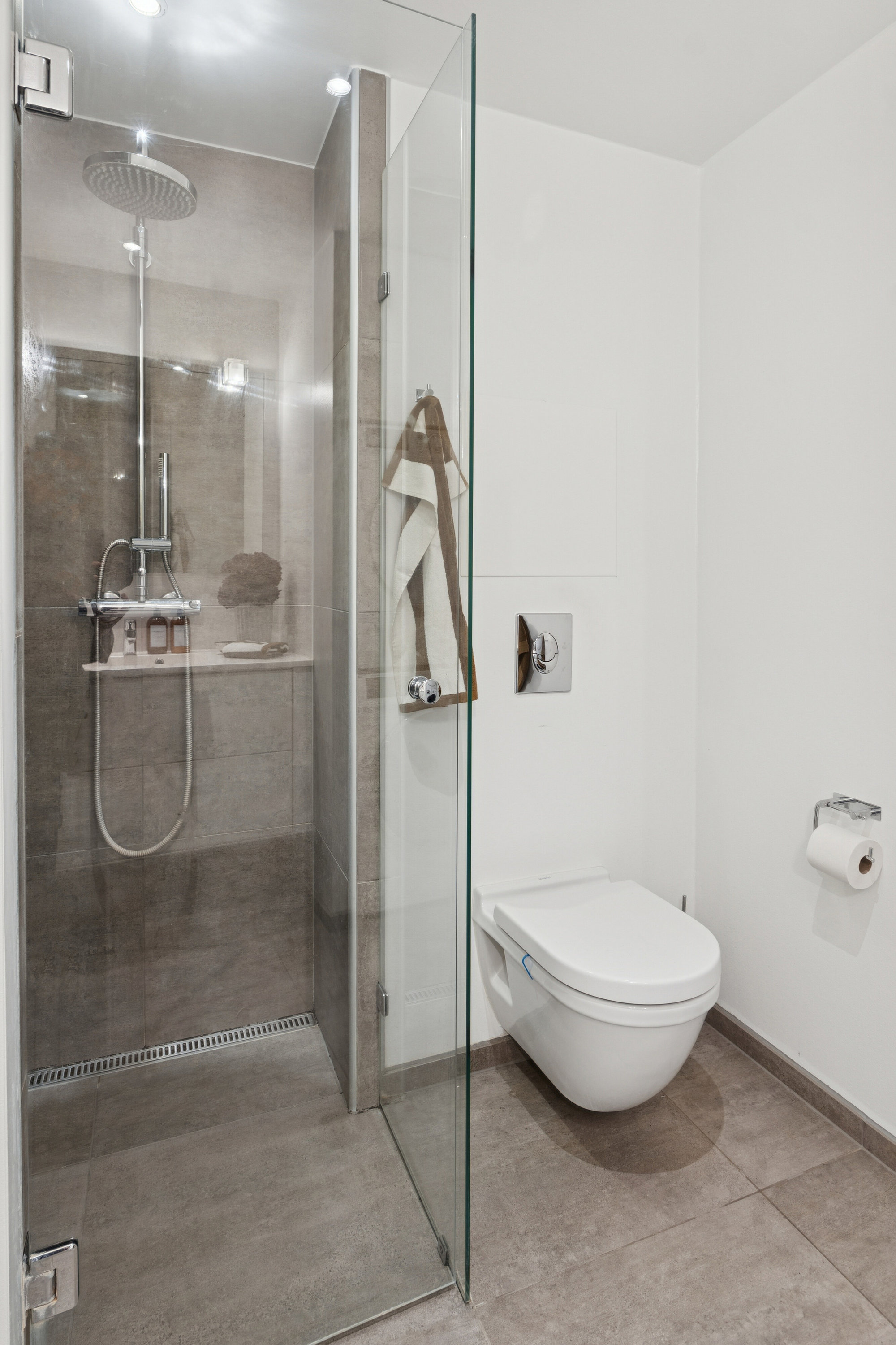 Fremhævet badeværelse billede i fuldskærmstilstand. Billede af J.H. Deuntzers Gade 43, 2300 København S