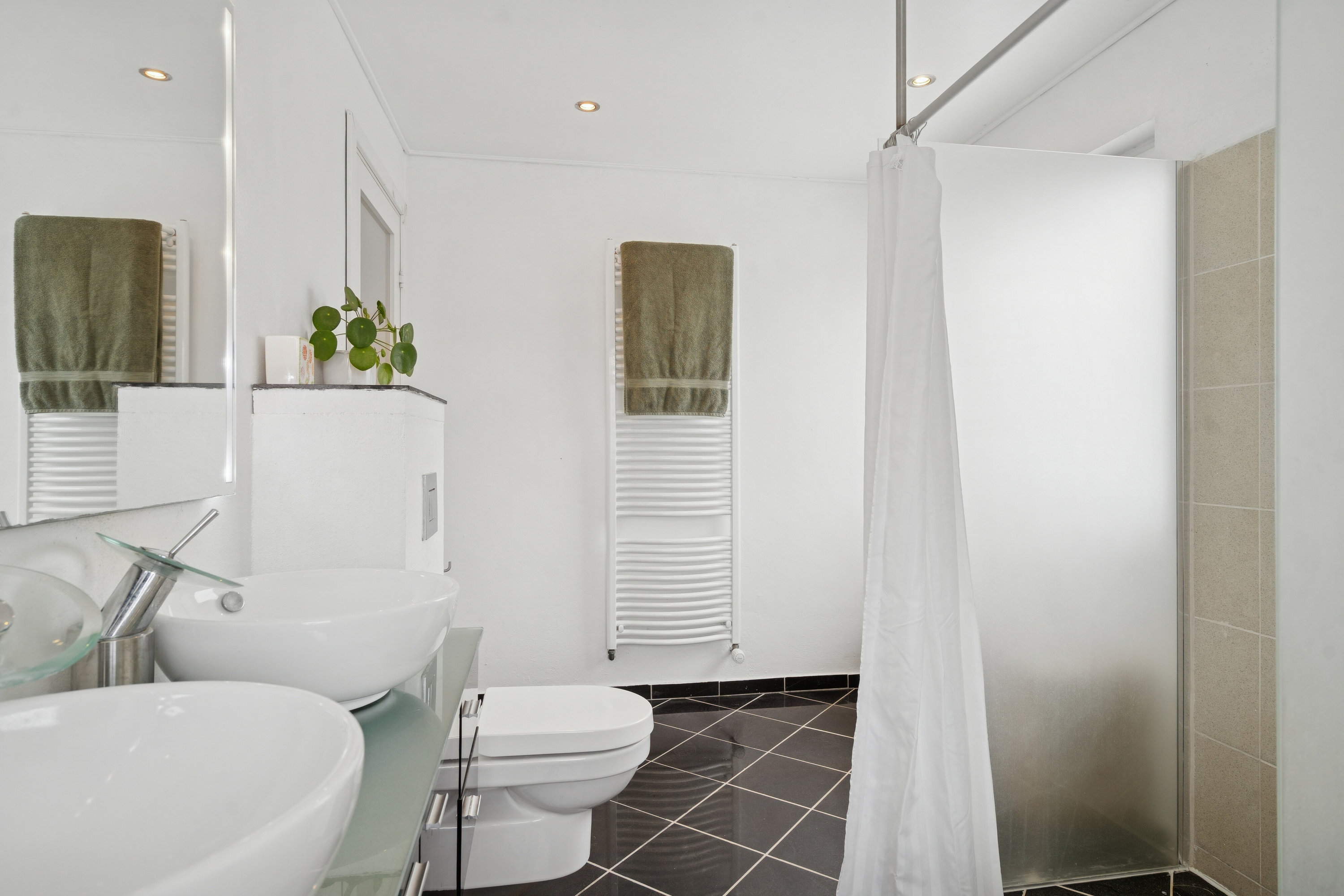 Fremhævet badeværelse billede i fuldskærmstilstand. Billede af Banevænget 29, 5750 Ringe