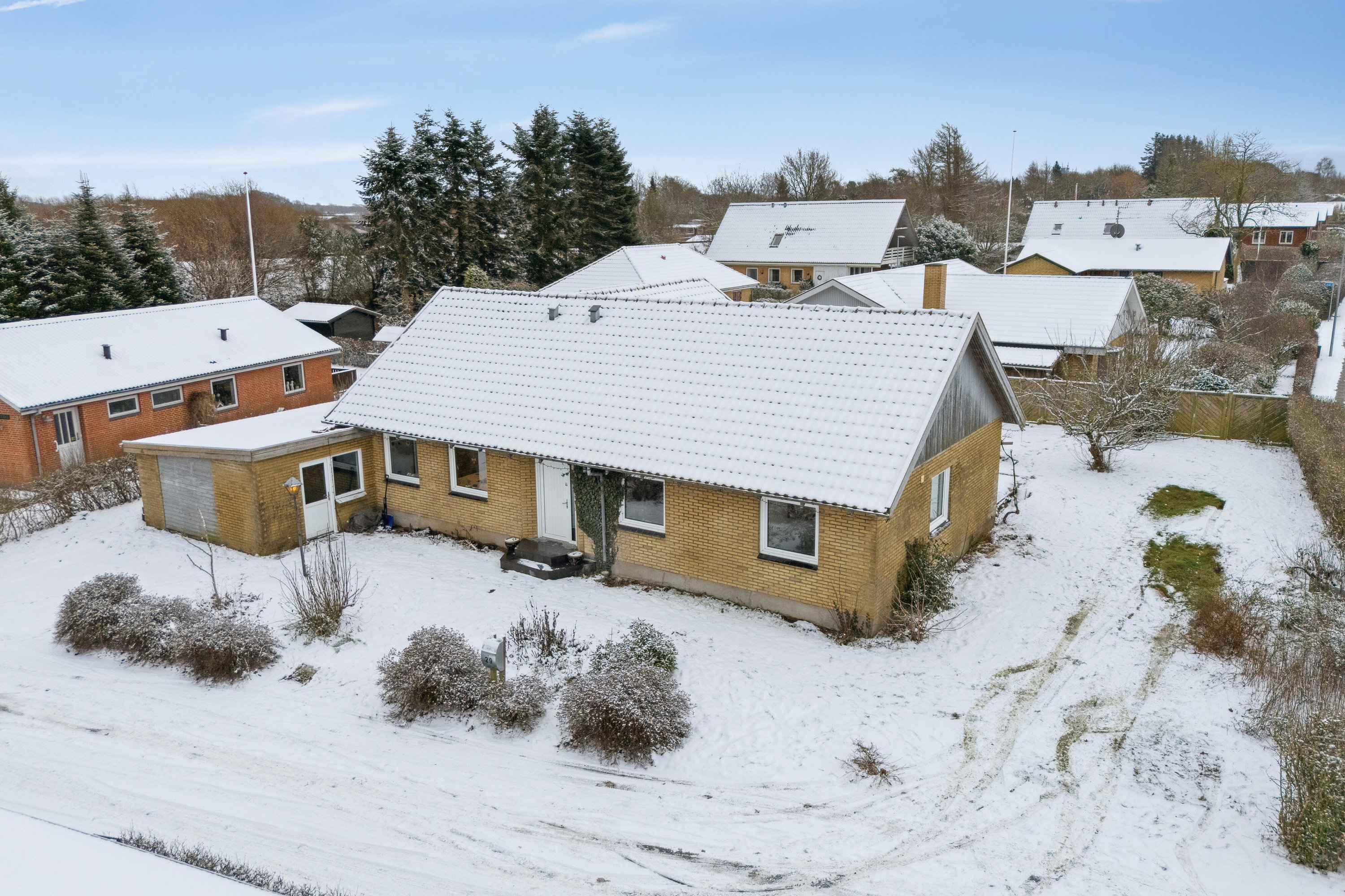 Fremhævet set fra vejen billede i fuldskærmstilstand. Billede af Banevænget 29, 5750 Ringe