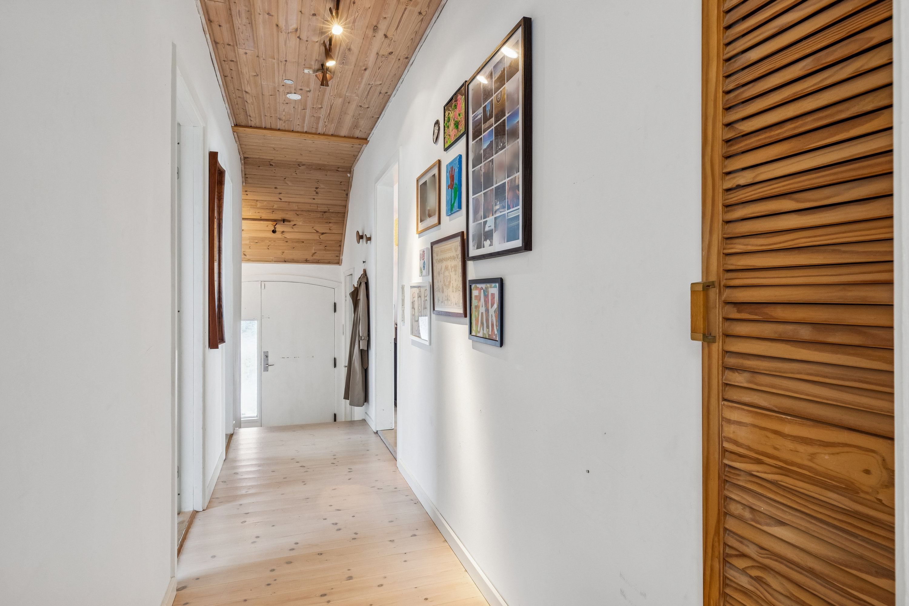 Fremhævet gang billede i fuldskærmstilstand. Billede af Brorsonsvej 15, 2630 Taastrup