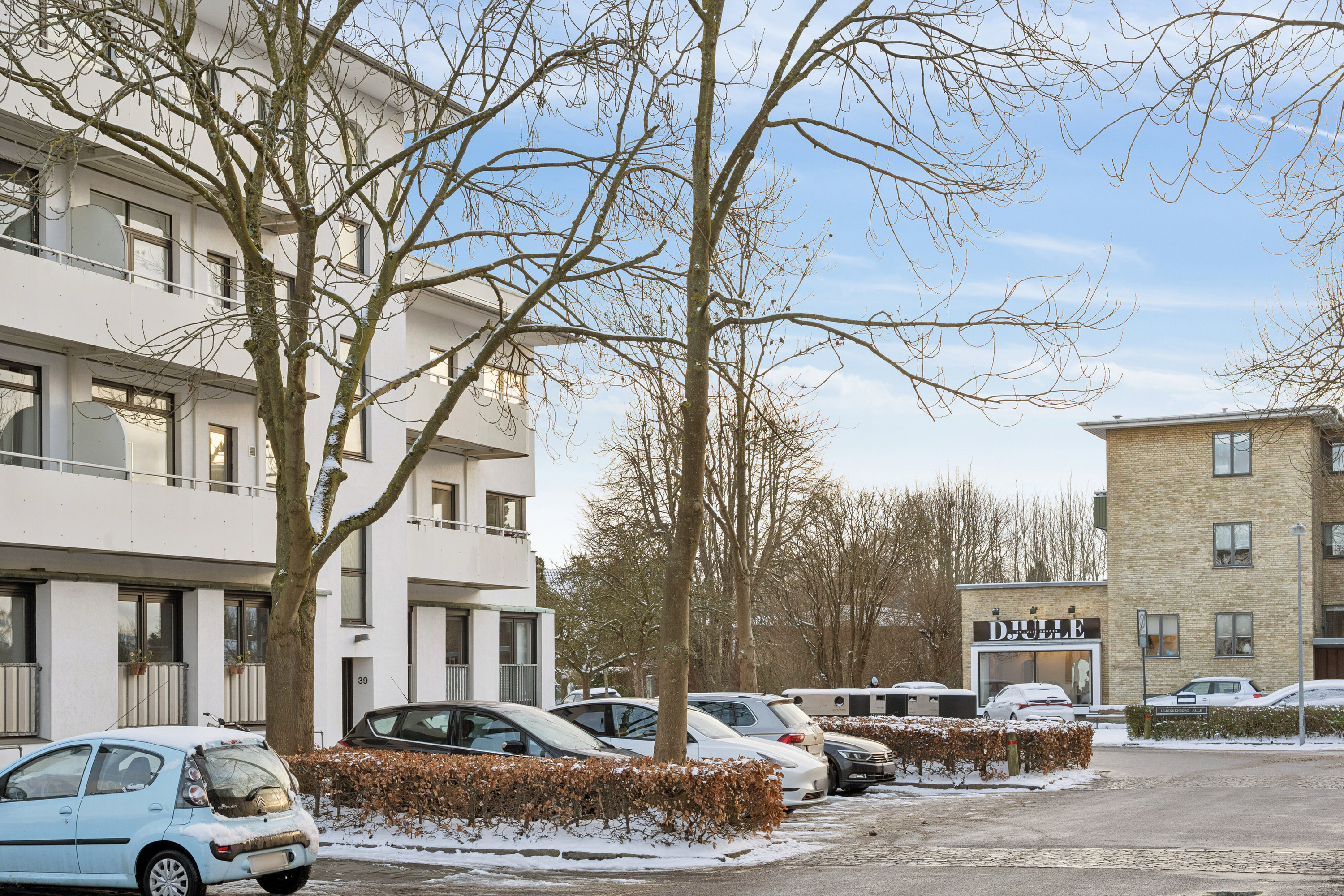 Fremhævet facade billede i fuldskærmstilstand. Billede af Ulrikkenborg Alle 39, 1. tv., 2800 Kongens Lyngby