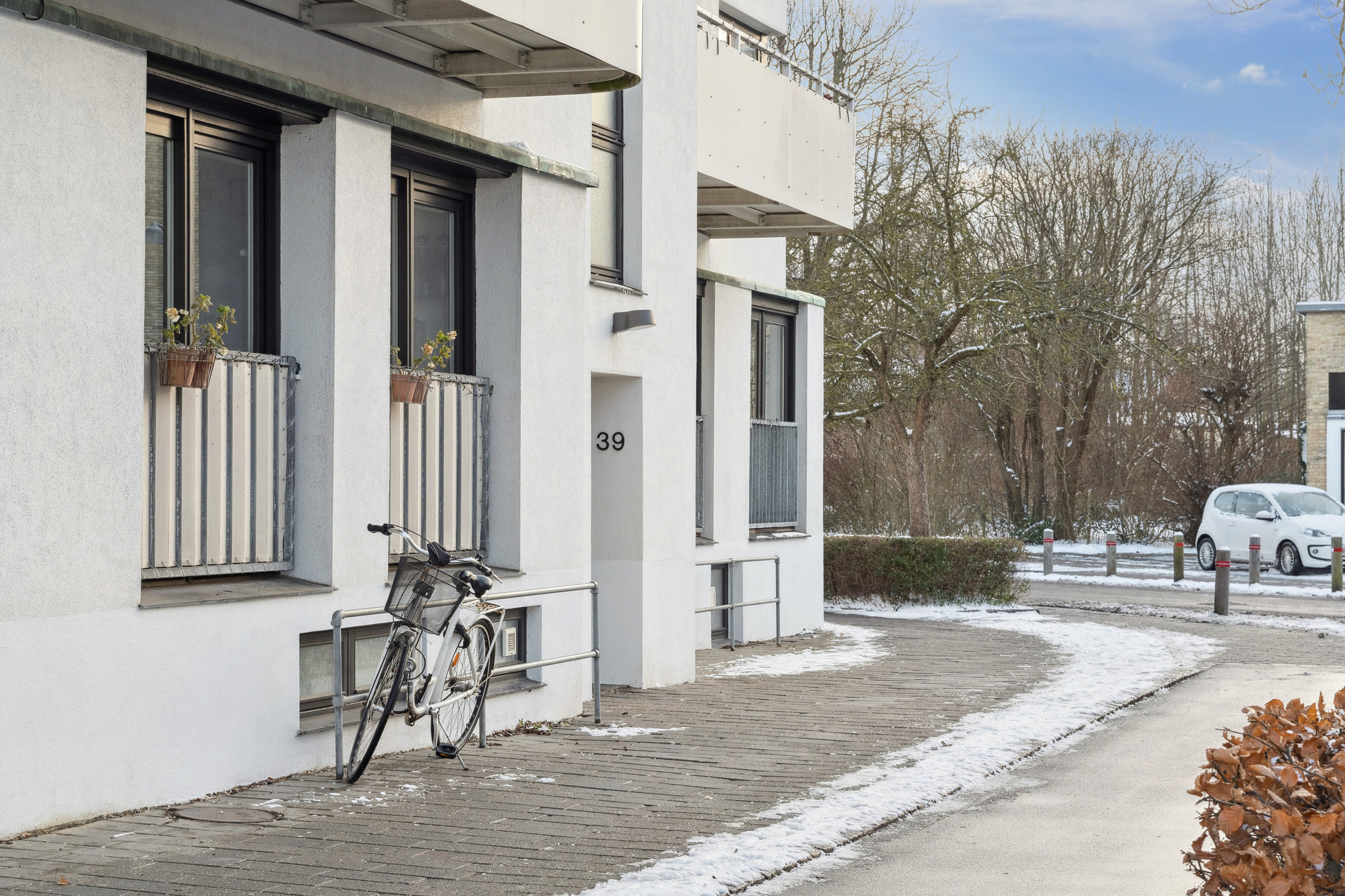 Fremhævet udendørs billede i fuldskærmstilstand. Billede af Ulrikkenborg Alle 39, 1. tv., 2800 Kongens Lyngby