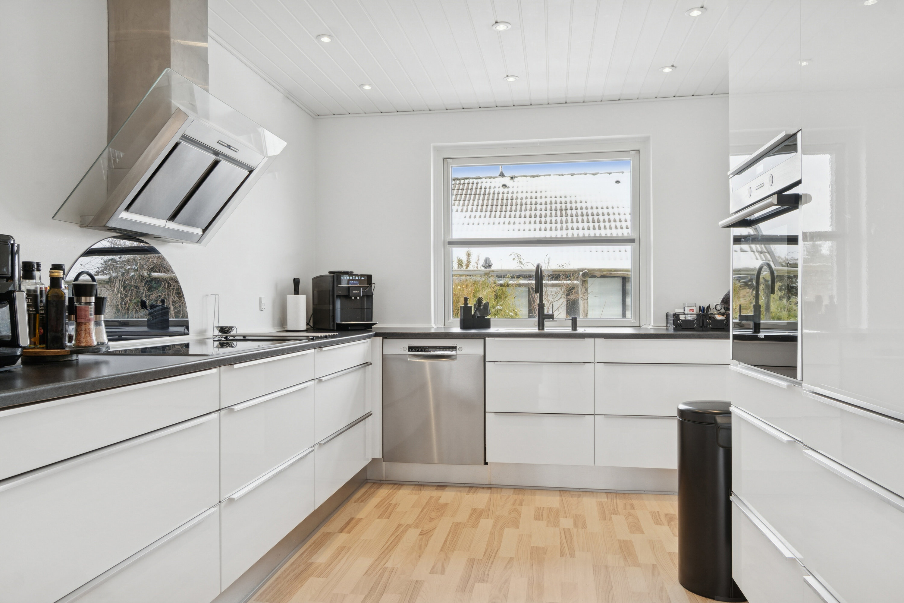 Fremhævet køkken billede i fuldskærmstilstand. Billede af Rolighedsvej 7, 4070 Kirke Hyllinge