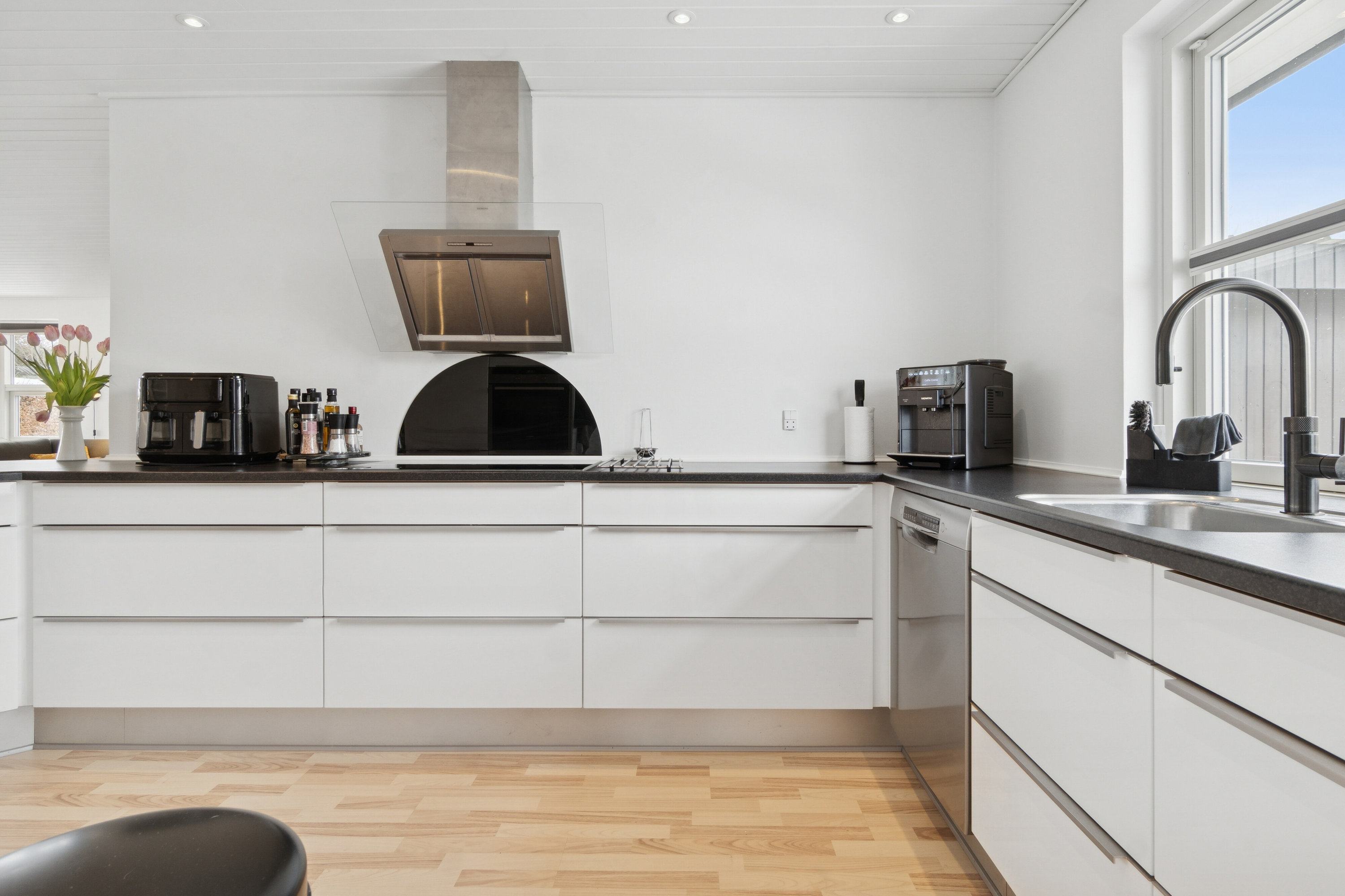 Fremhævet køkken billede i fuldskærmstilstand. Billede af Rolighedsvej 7, 4070 Kirke Hyllinge