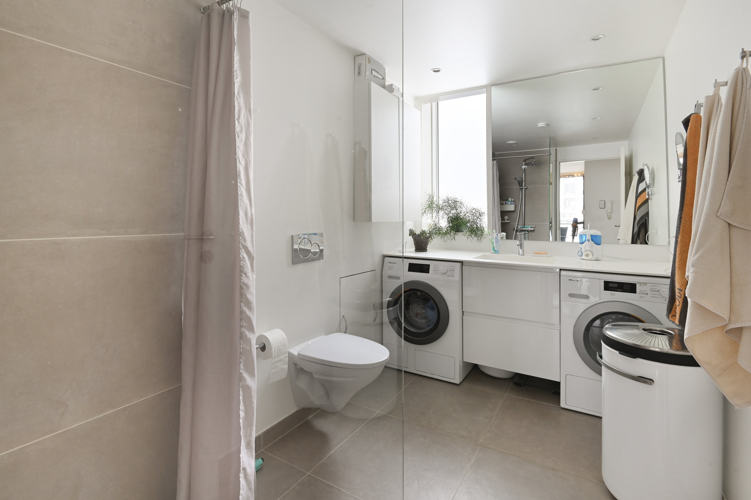 Fremhævet andet billede i fuldskærmstilstand. Billede af C.F. Møllers Allé 40, st.. tv., 2300 København S