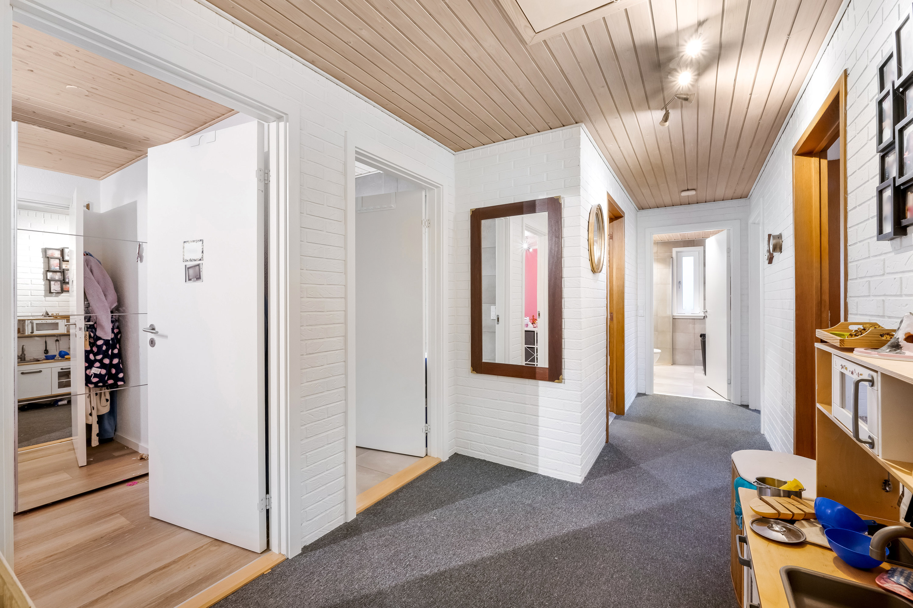 Fremhævet gang billede i fuldskærmstilstand. Billede af Spurven 11, 6920 Videbæk