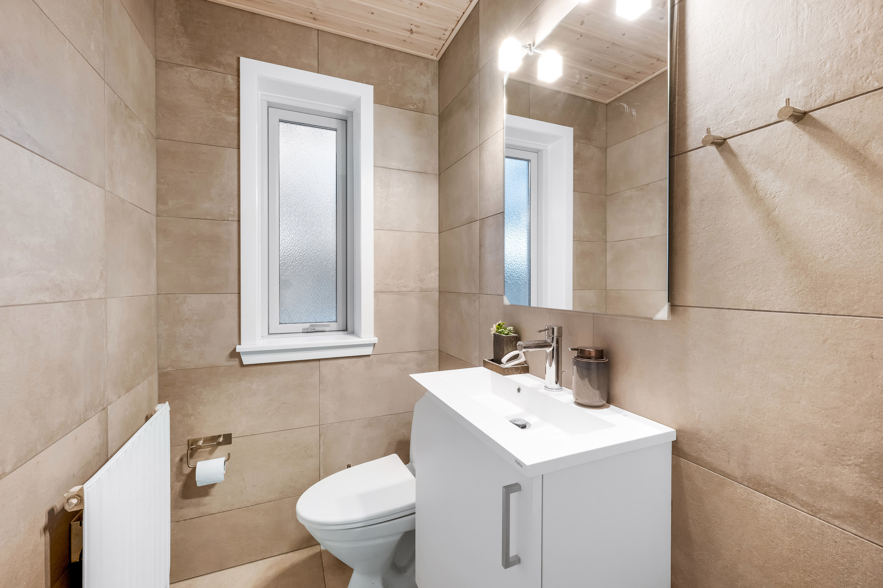 Fremhævet gæstetoilet billede i fuldskærmstilstand. Billede af Spurven 11, 6920 Videbæk