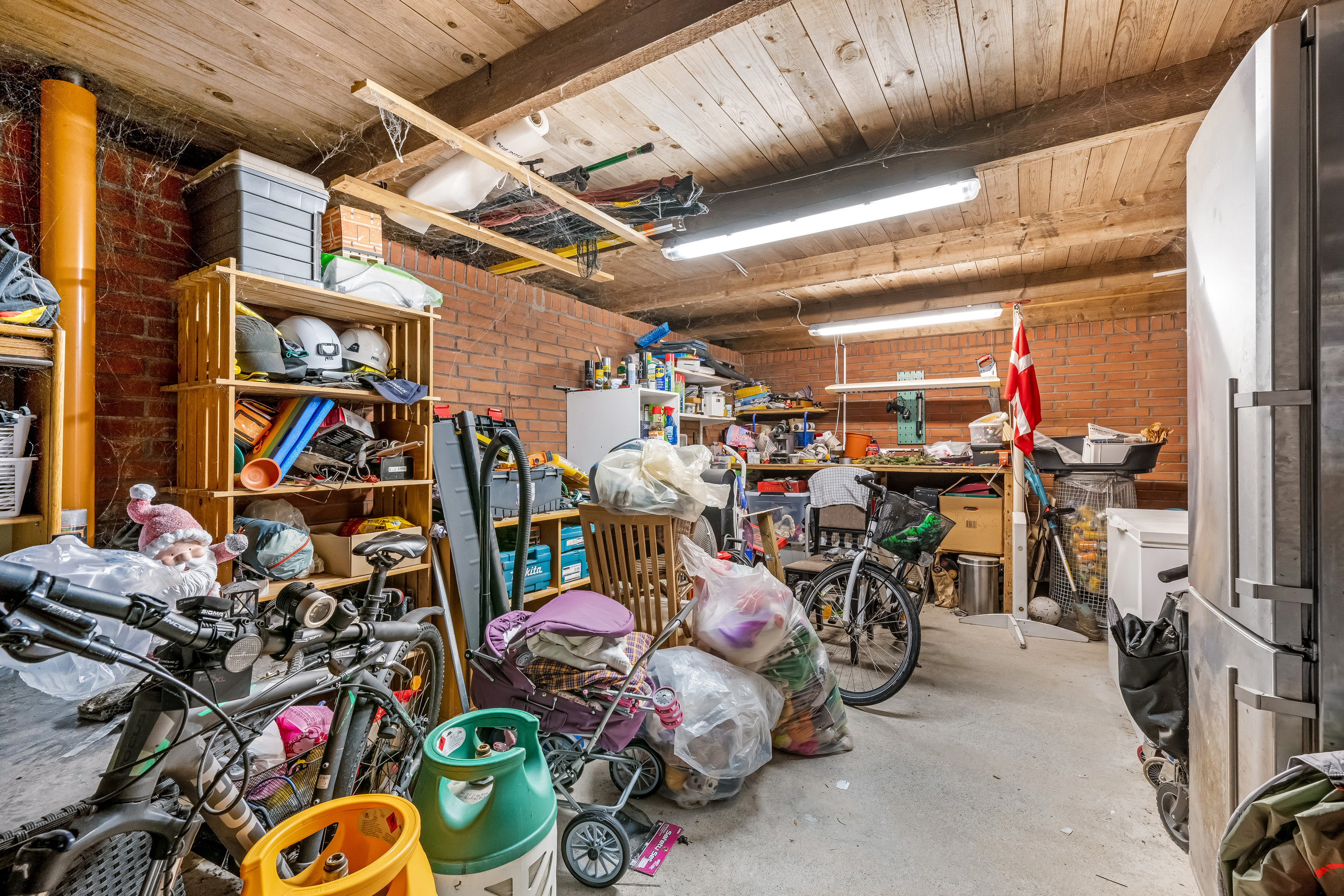 Fremhævet garage billede i fuldskærmstilstand. Billede af Spurven 11, 6920 Videbæk