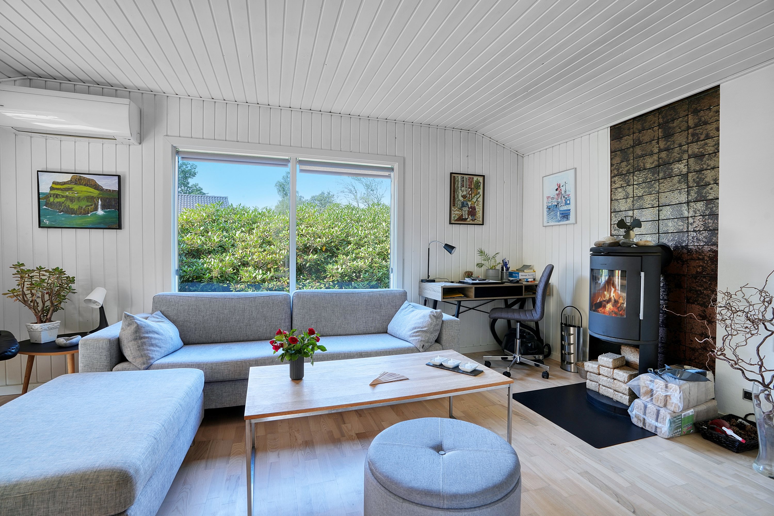 Fremhævet stue billede i fuldskærmstilstand. Billede af Åsvinget 16, 3120 Dronningmølle