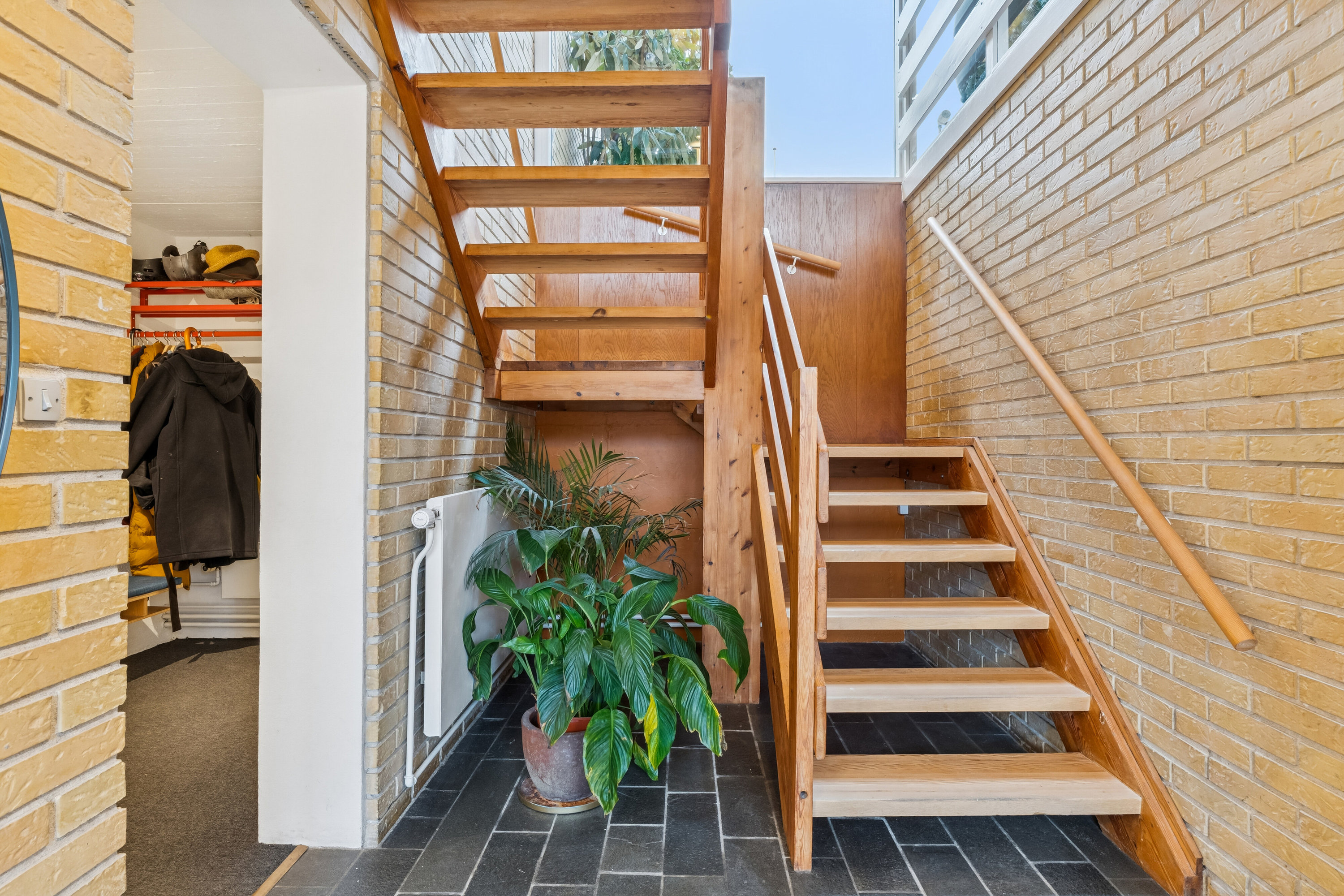Fremhævet trappe billede i fuldskærmstilstand. Billede af Dalsvinget 18, Skåde, 8270 Højbjerg