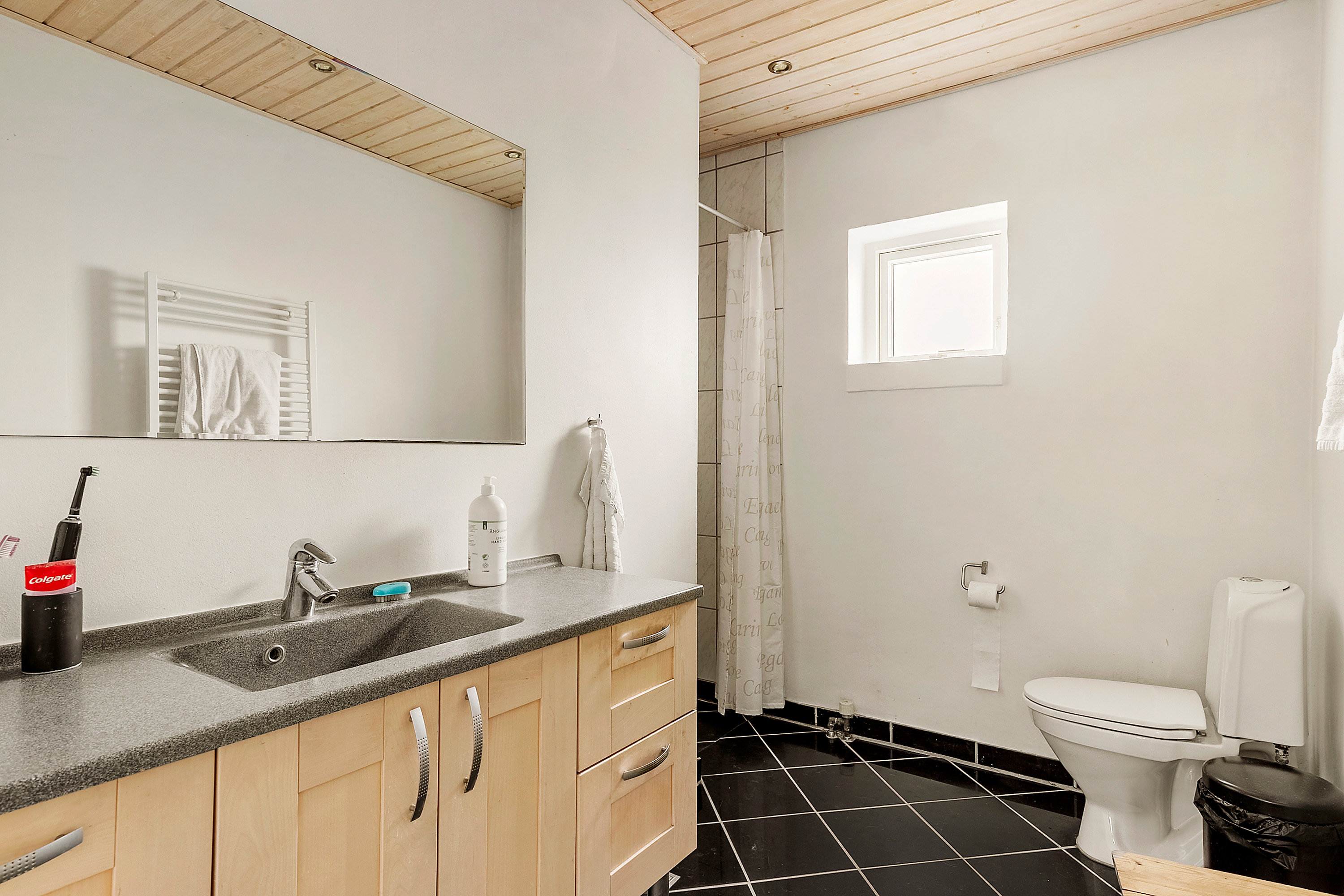 Fremhævet badeværelse billede i fuldskærmstilstand. Billede af Rosenvænget 38, 8362 Hørning