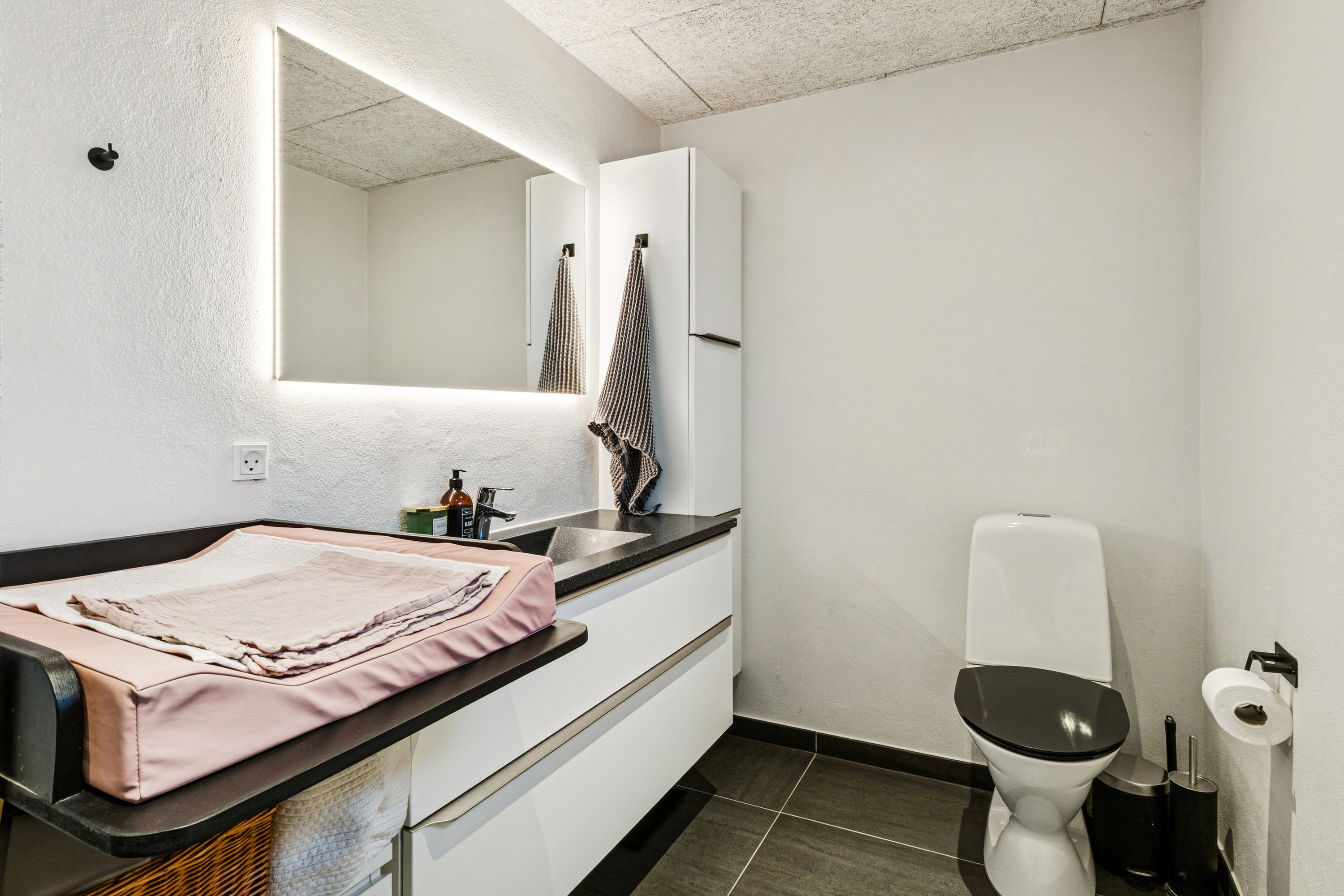 Fremhævet badeværelse billede i fuldskærmstilstand. Billede af Søndervej 16, Øster Jølby, 7950 Erslev