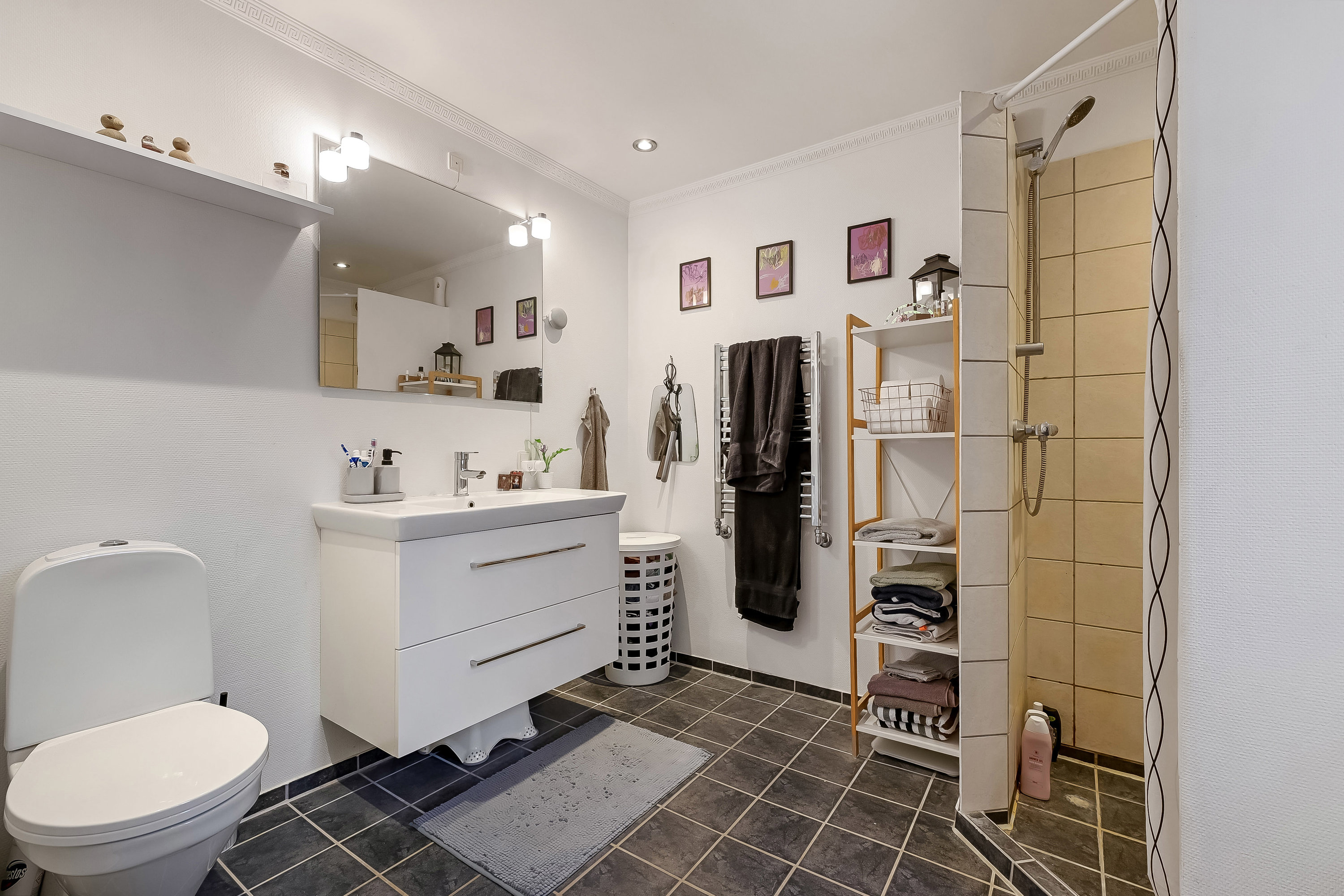 Fremhævet badeværelse billede i fuldskærmstilstand. Billede af Struerdalvej 8, 7600 Struer