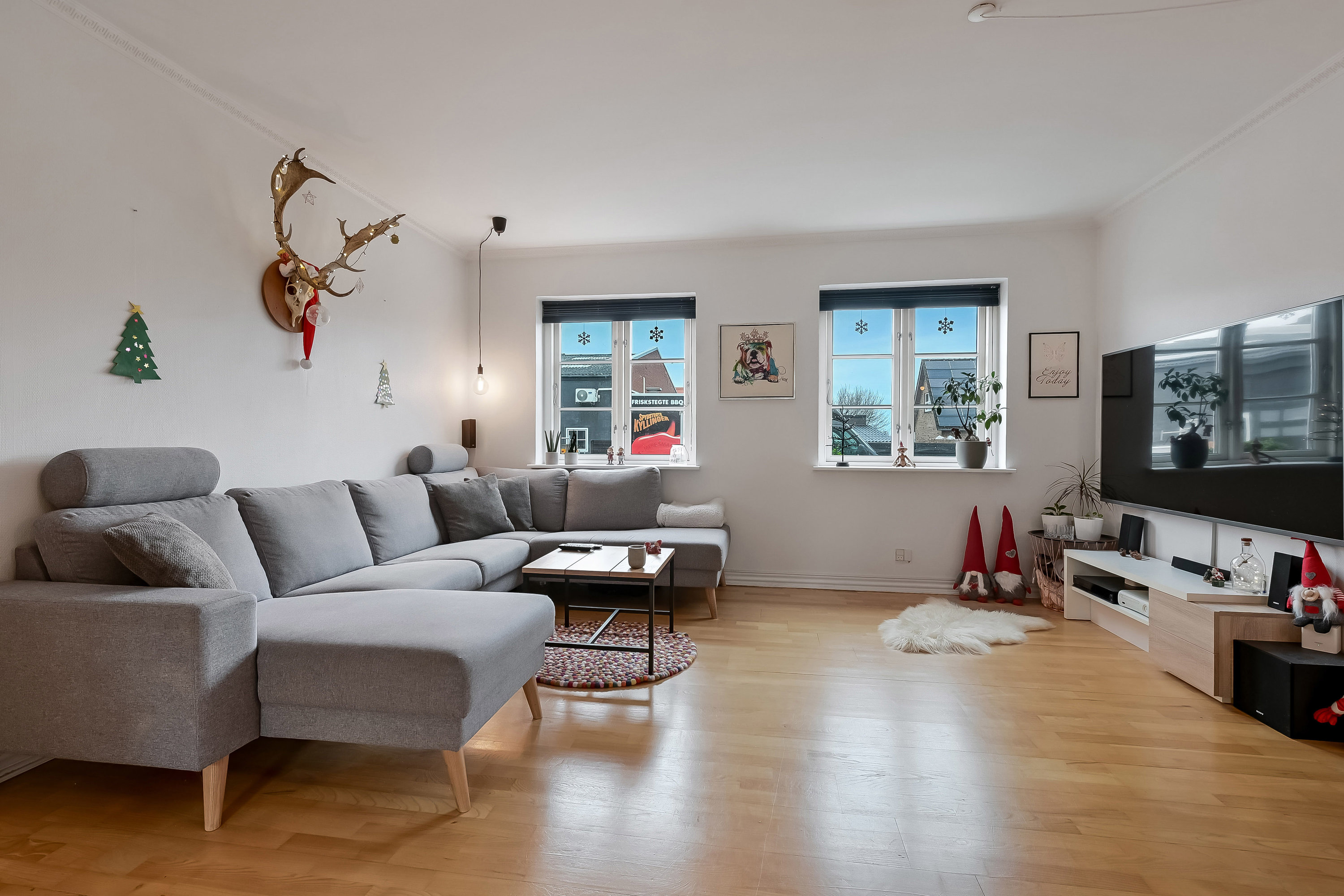 Fremhævet stue billede i fuldskærmstilstand. Billede af Struerdalvej 8, 7600 Struer