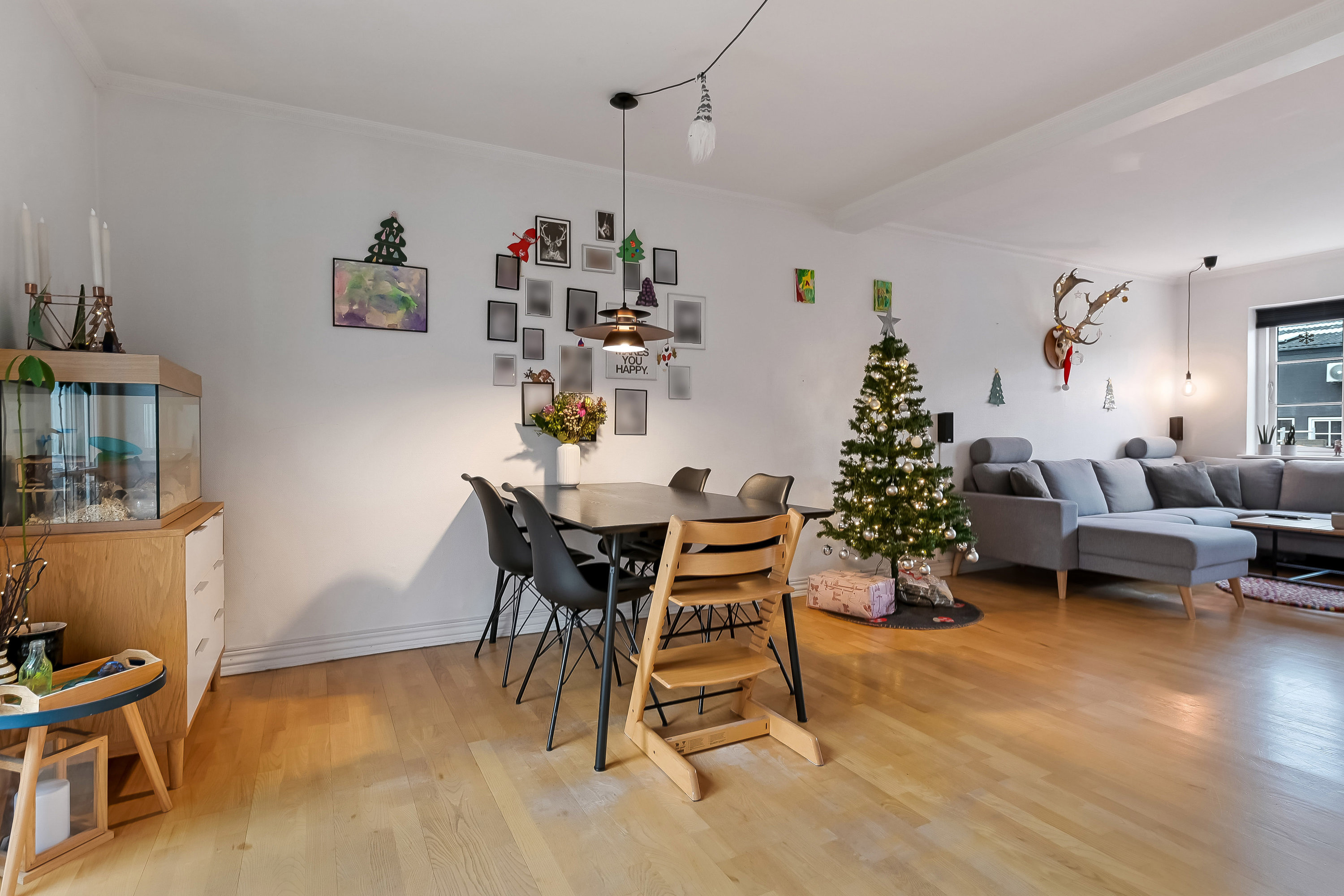 Fremhævet stue billede i fuldskærmstilstand. Billede af Struerdalvej 8, 7600 Struer