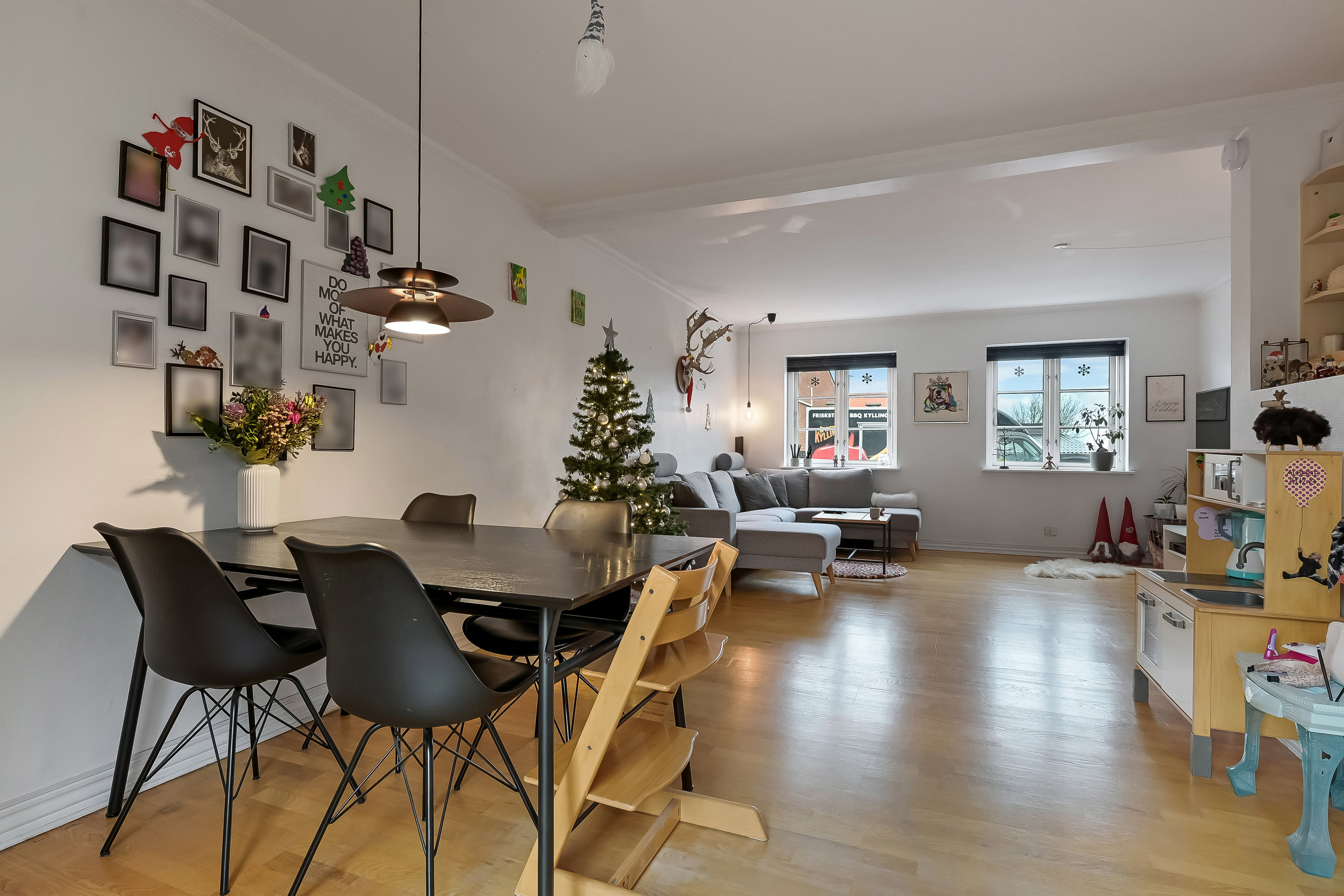 Fremhævet stue billede i fuldskærmstilstand. Billede af Struerdalvej 8, 7600 Struer