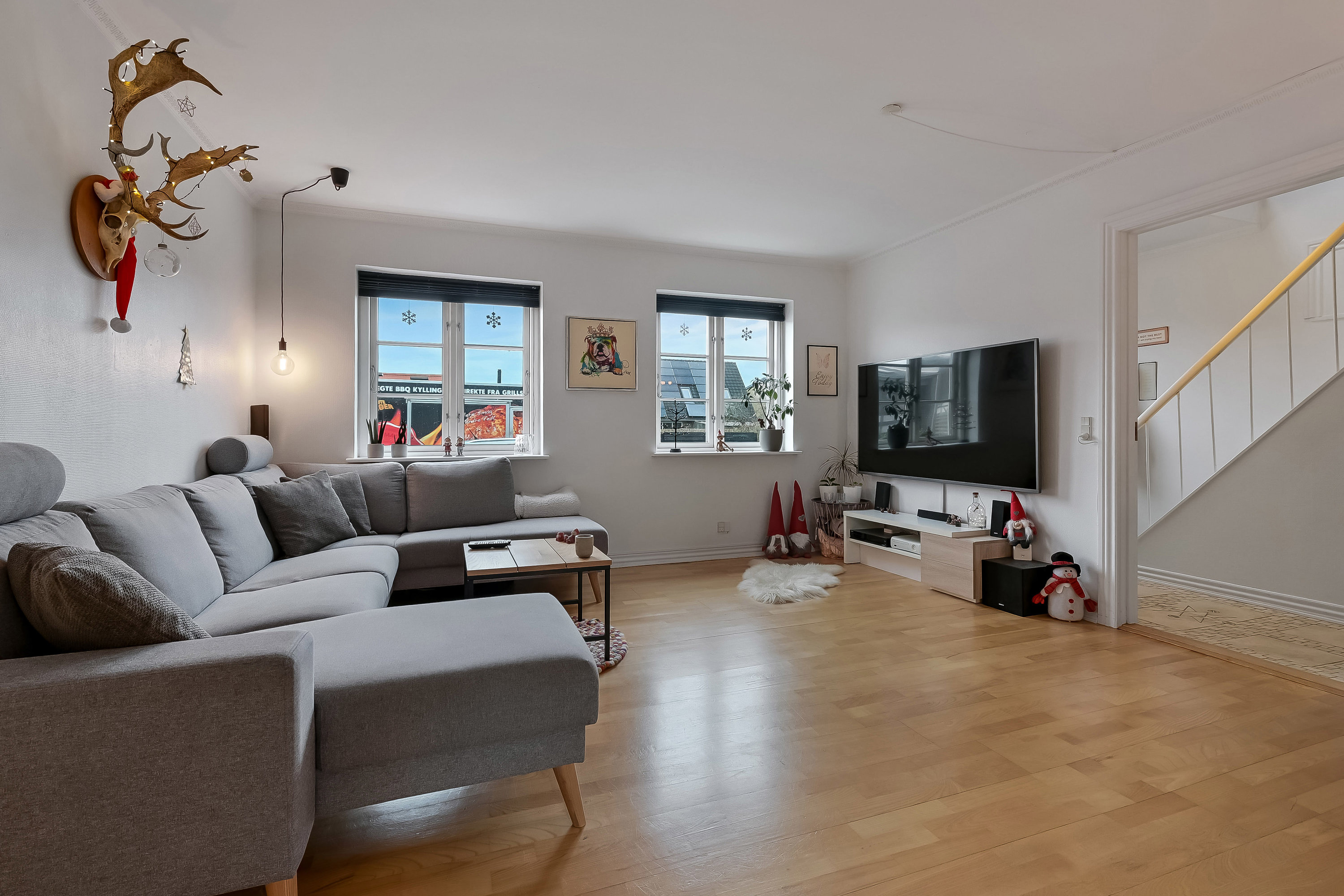 Fremhævet stue billede i fuldskærmstilstand. Billede af Struerdalvej 8, 7600 Struer