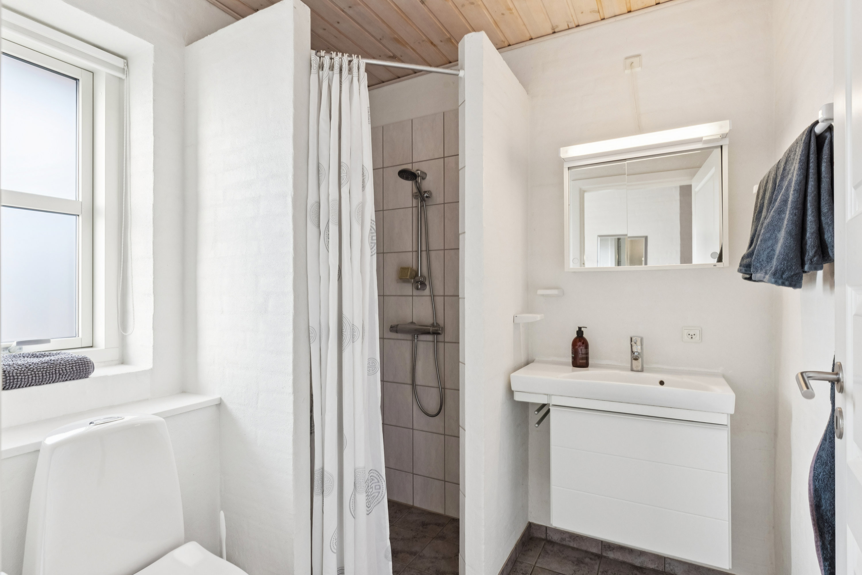 Fremhævet badeværelse billede i fuldskærmstilstand. Billede af Bjerreskovparken 29, 6760 Ribe