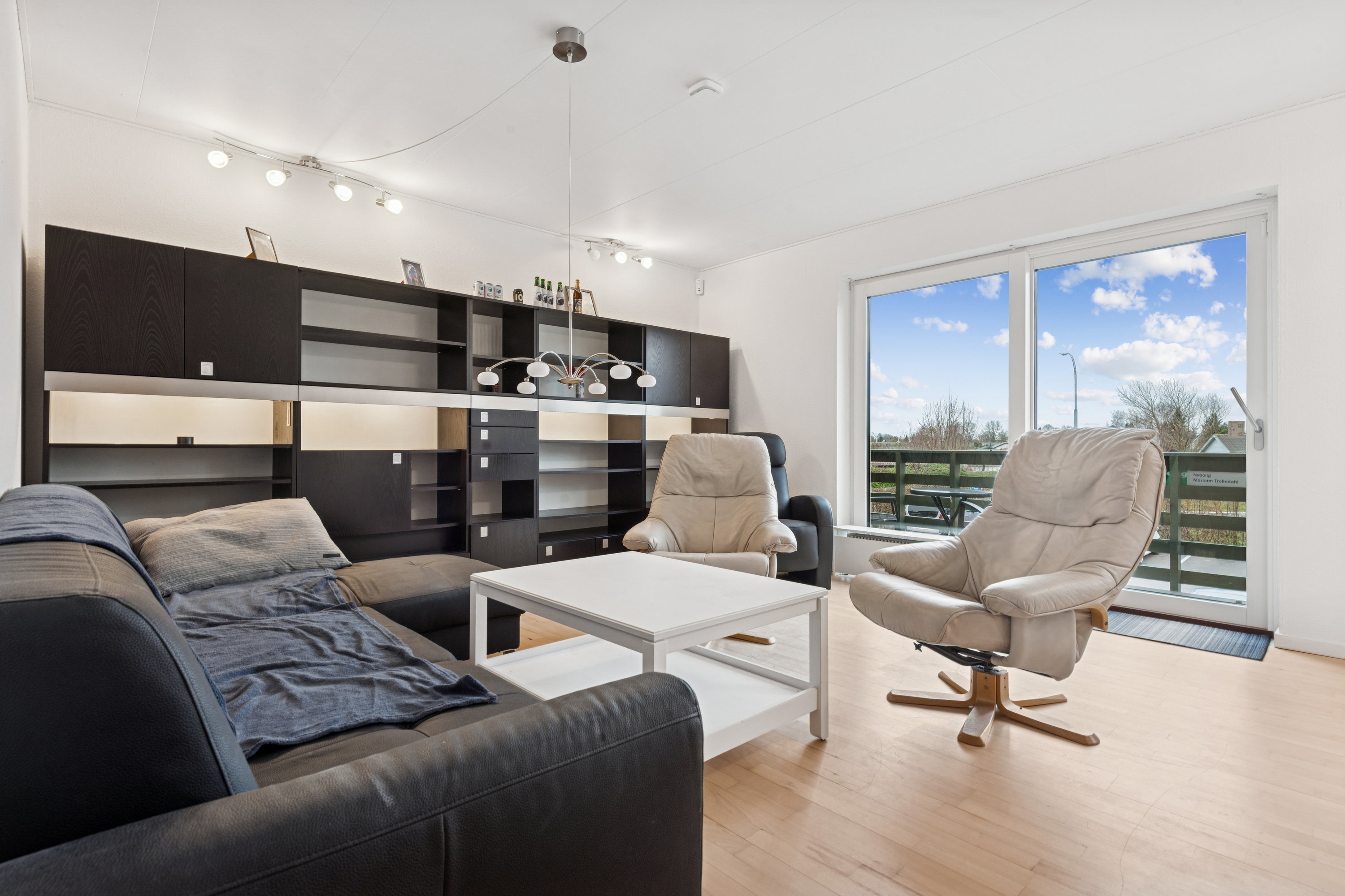 Fremhævet stue billede i fuldskærmstilstand. Billede af Morbærhegnet 46, 2670 Greve