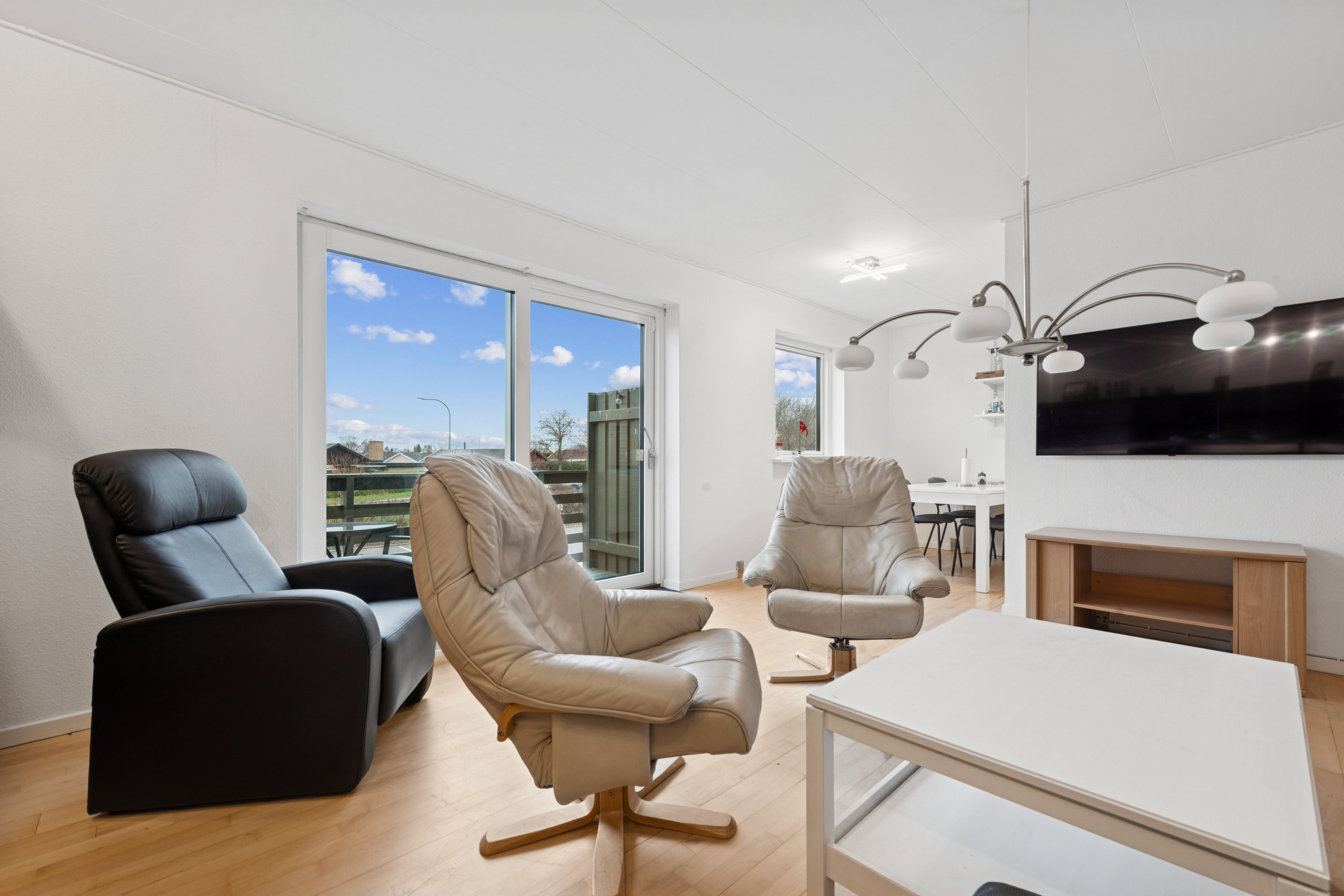 Fremhævet stue billede i fuldskærmstilstand. Billede af Morbærhegnet 46, 2670 Greve