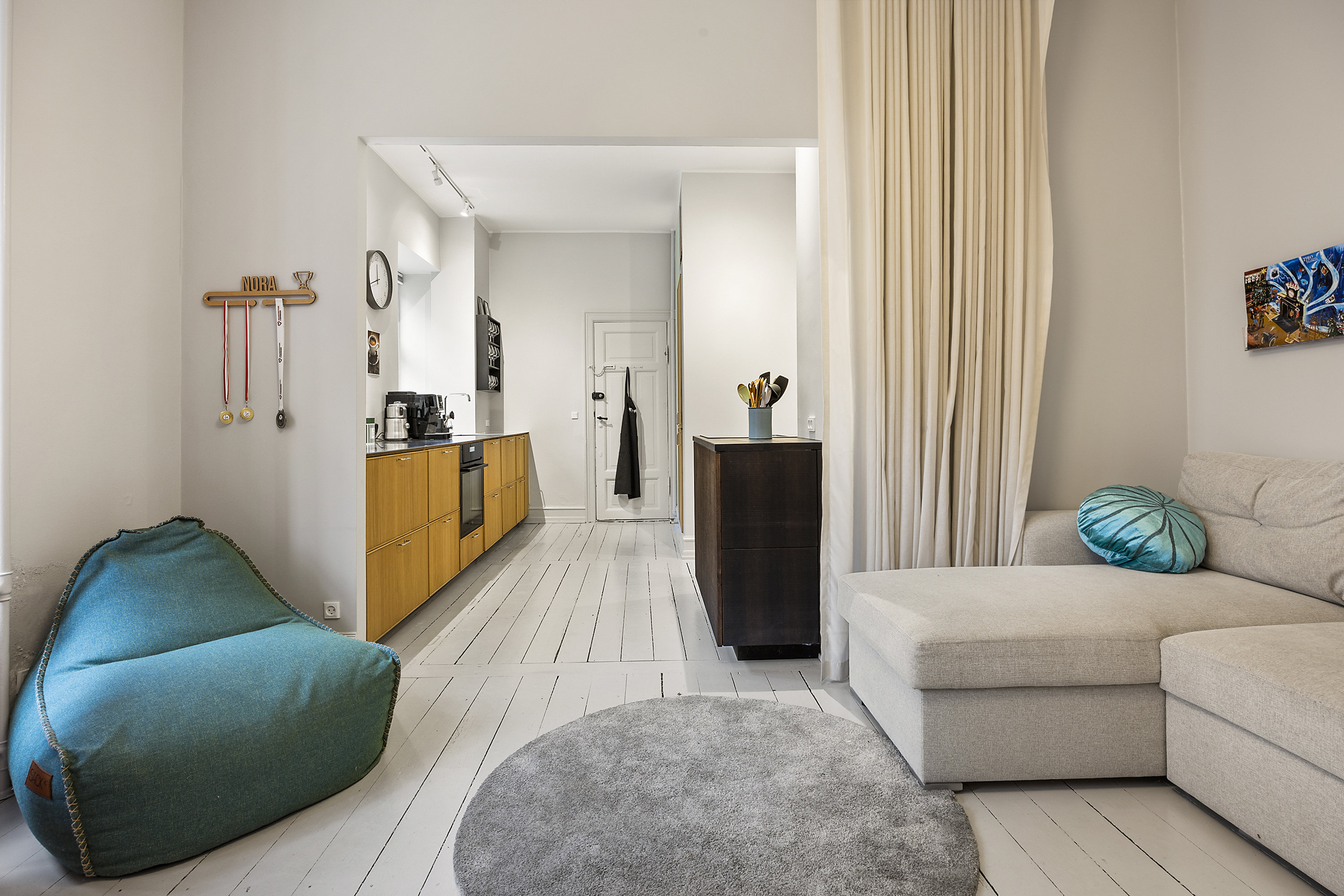 Fremhævet stue billede i fuldskærmstilstand. Billede af N.J. Fjords Alle 4, st.., 1957 Frederiksberg C