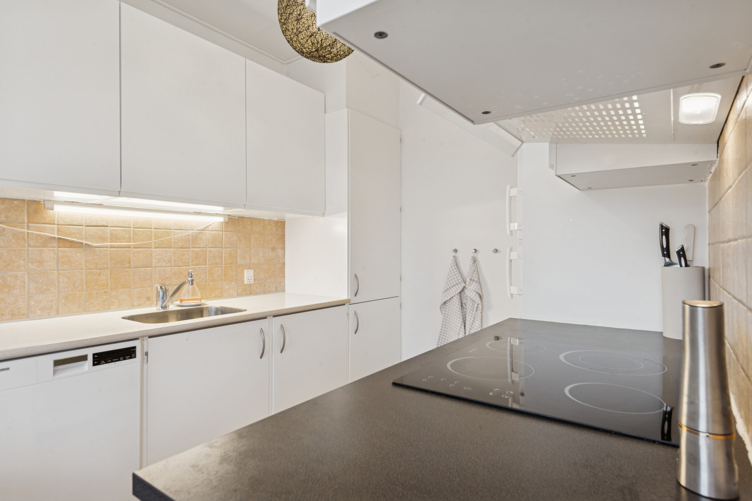 Fremhævet køkken billede i fuldskærmstilstand. Billede af Morbærhegnet 46, 2670 Greve