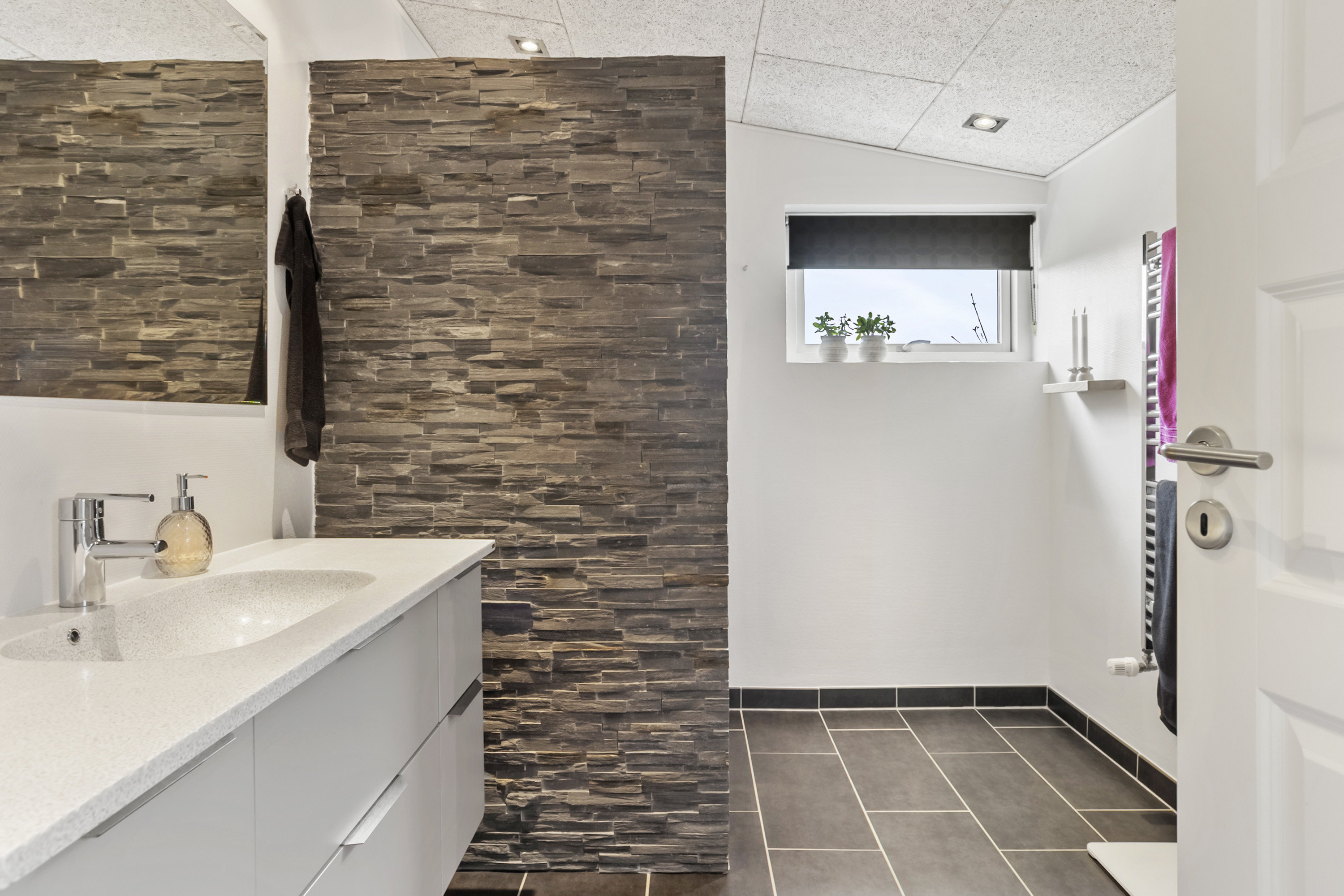 Fremhævet badeværelse billede i fuldskærmstilstand. Billede af Svalevej 26, 6600 Vejen