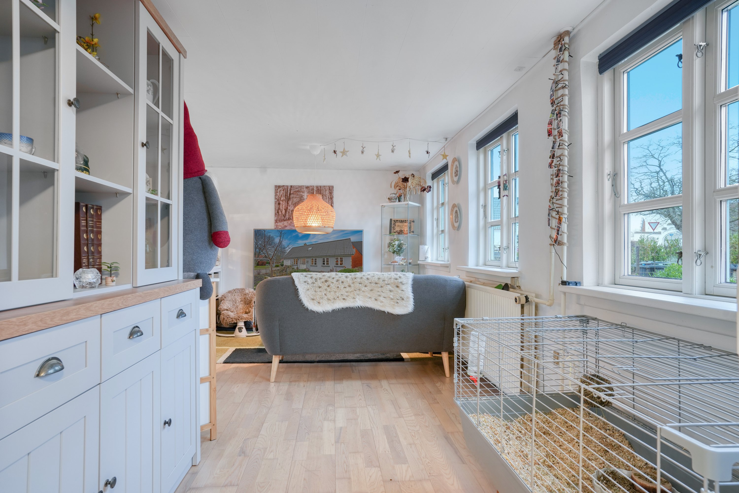 Fremhævet stue billede i fuldskærmstilstand. Billede af Holbækvej 6, Undløse, 4340 Tølløse