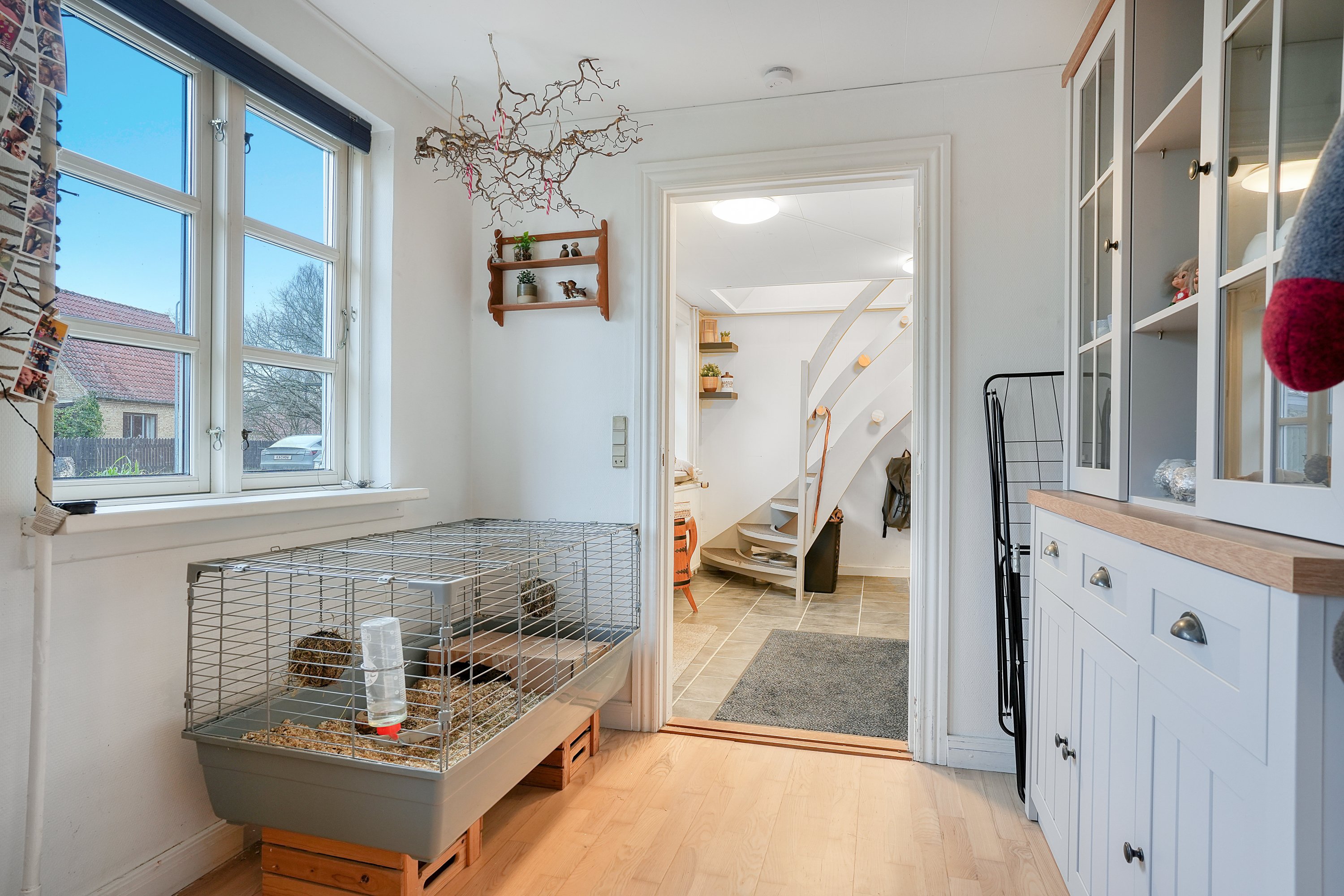 Fremhævet stue billede i fuldskærmstilstand. Billede af Holbækvej 6, Undløse, 4340 Tølløse