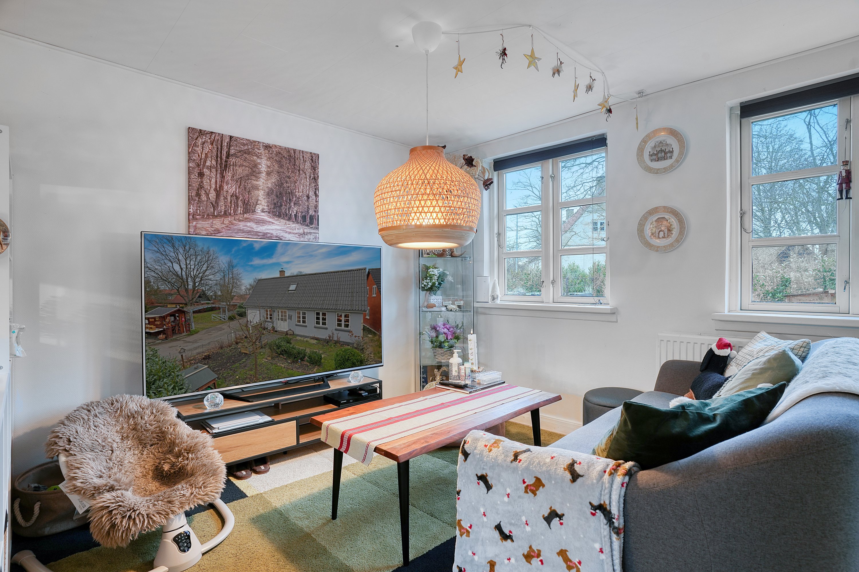 Fremhævet stue billede i fuldskærmstilstand. Billede af Holbækvej 6, Undløse, 4340 Tølløse