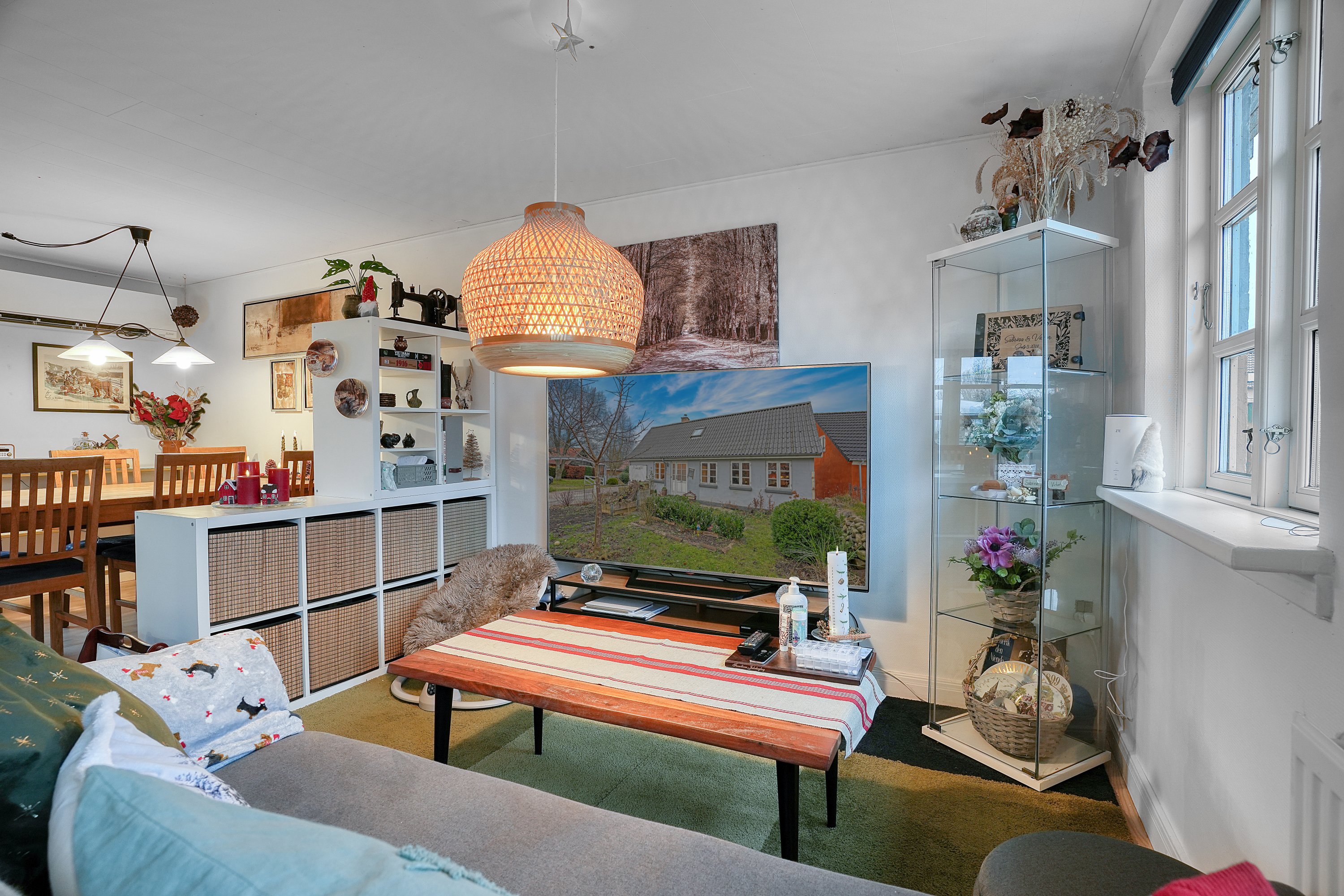 Fremhævet stue billede i fuldskærmstilstand. Billede af Holbækvej 6, Undløse, 4340 Tølløse