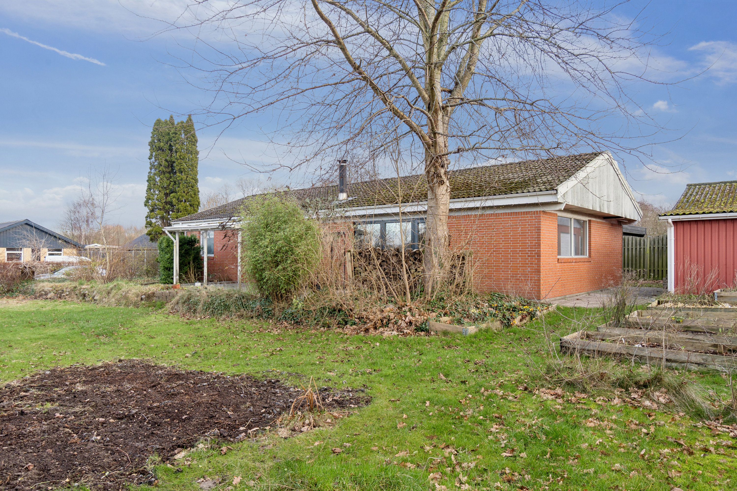 Fremhævet set fra haven billede i fuldskærmstilstand. Billede af Bymarken 54, 4490 Jerslev Sjælland