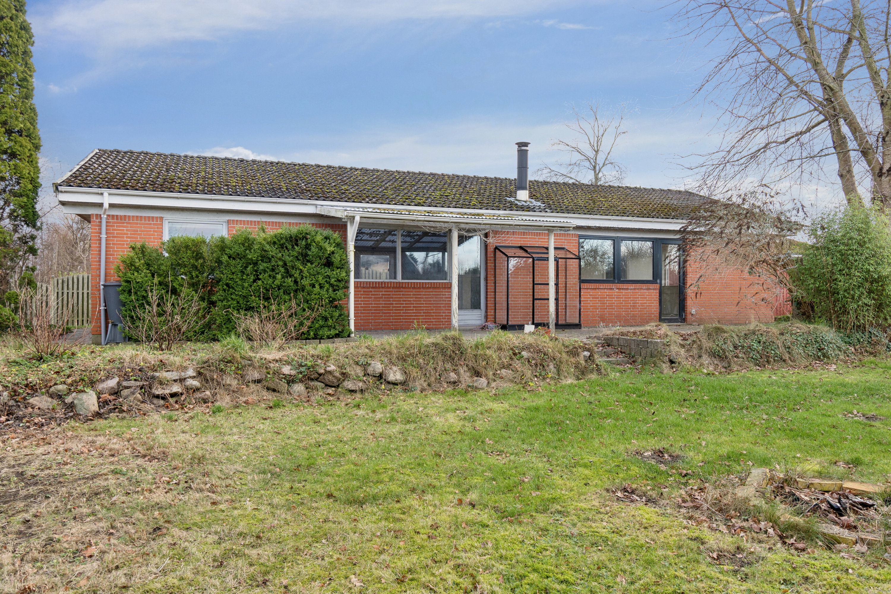 Fremhævet set fra haven billede i fuldskærmstilstand. Billede af Bymarken 54, 4490 Jerslev Sjælland